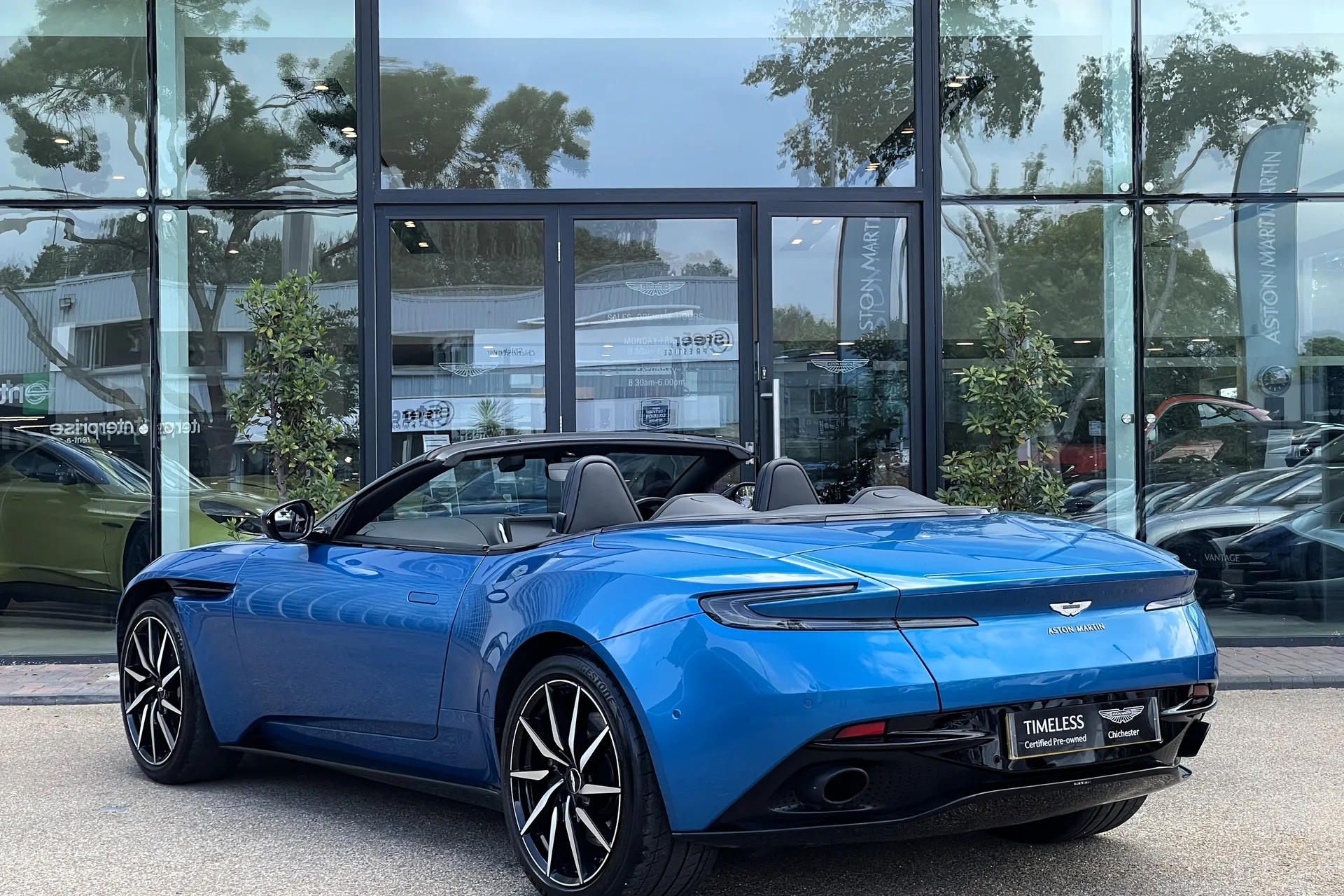 Aston Martin DB11 thumbnail image number 14