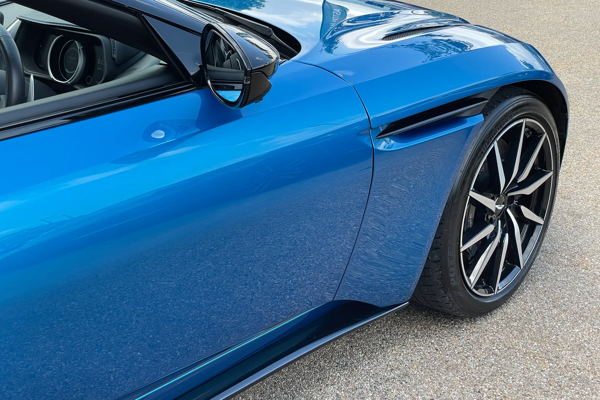 Aston Martin DB11 thumbnail image number 11