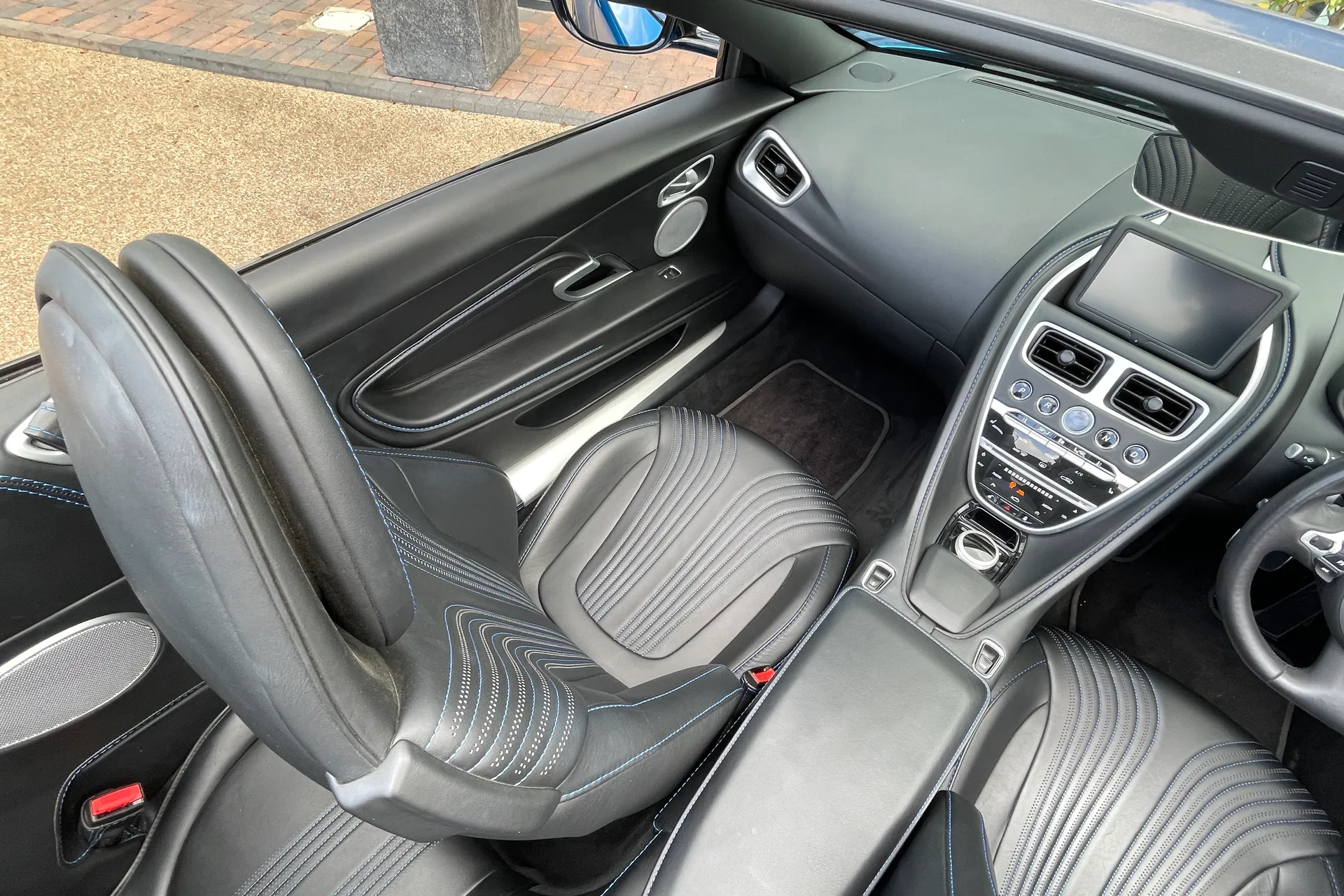Aston Martin DB11 thumbnail image number 31
