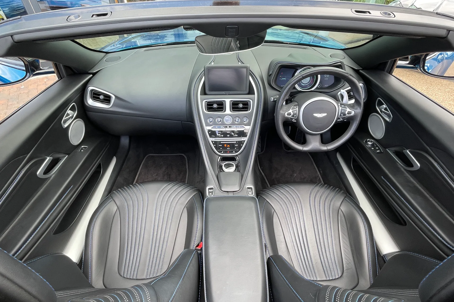 Aston Martin DB11 thumbnail image number 3