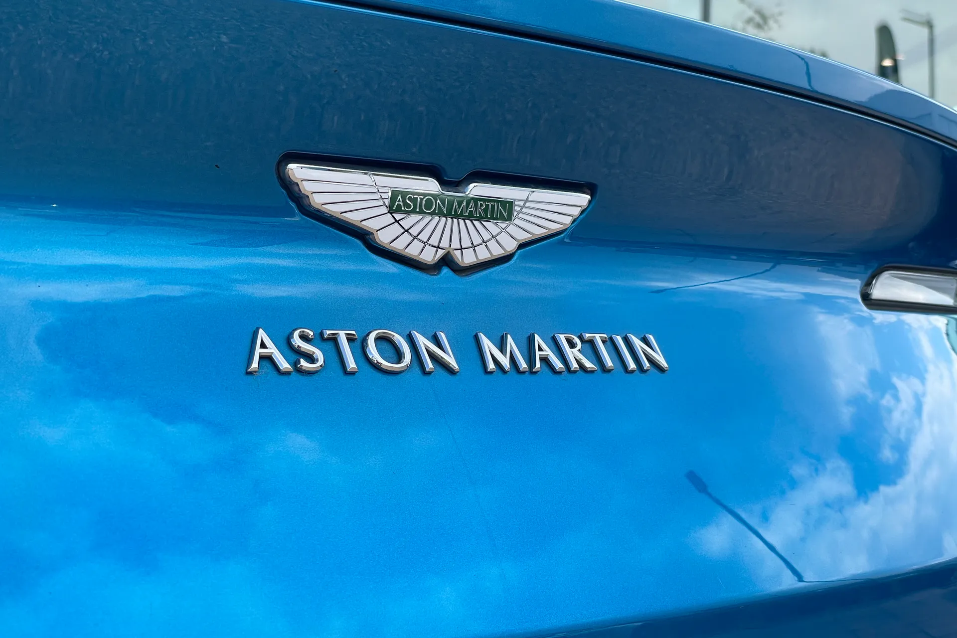 Aston Martin DB11 thumbnail image number 17