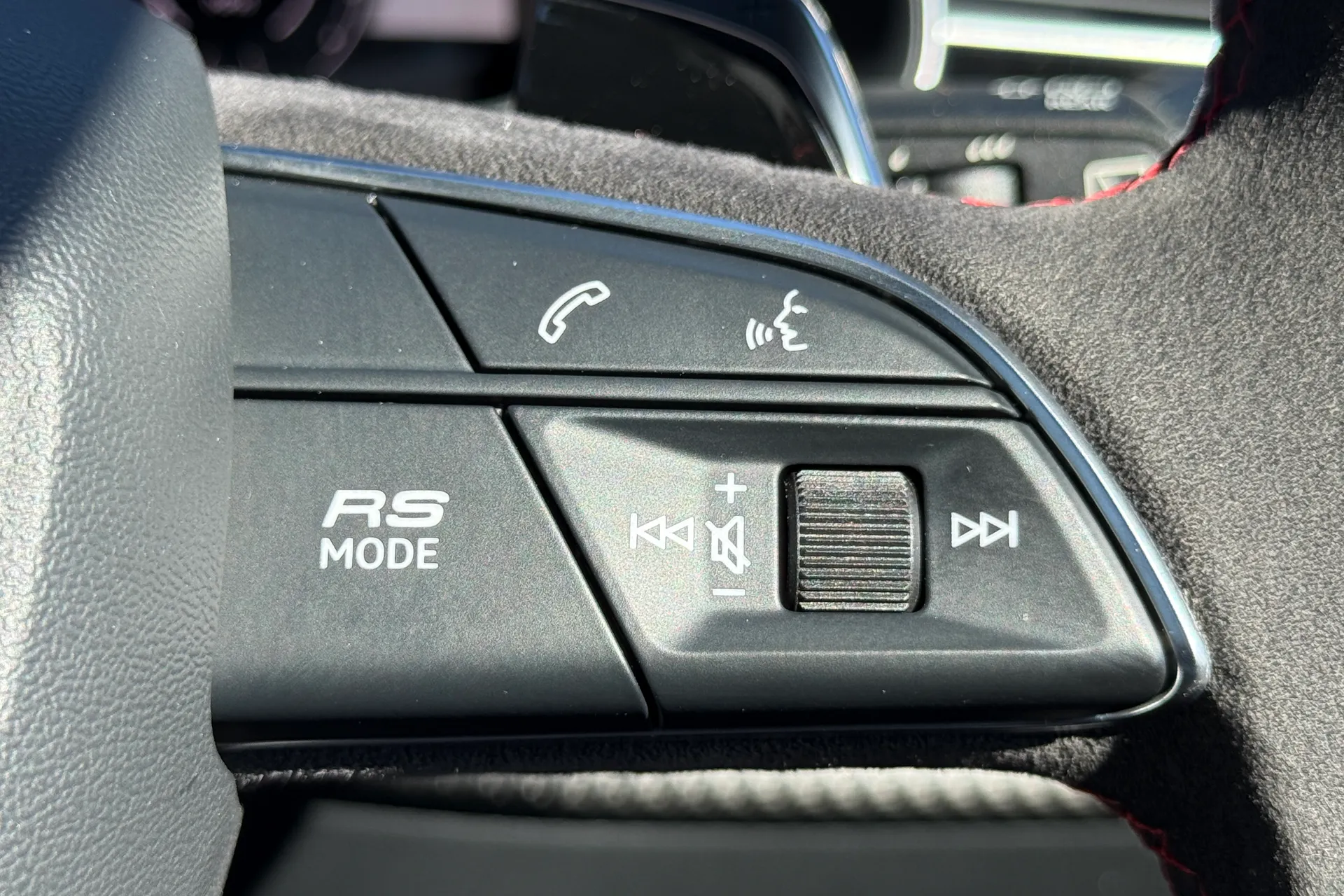 Audi RS Q8 thumbnail image number 28
