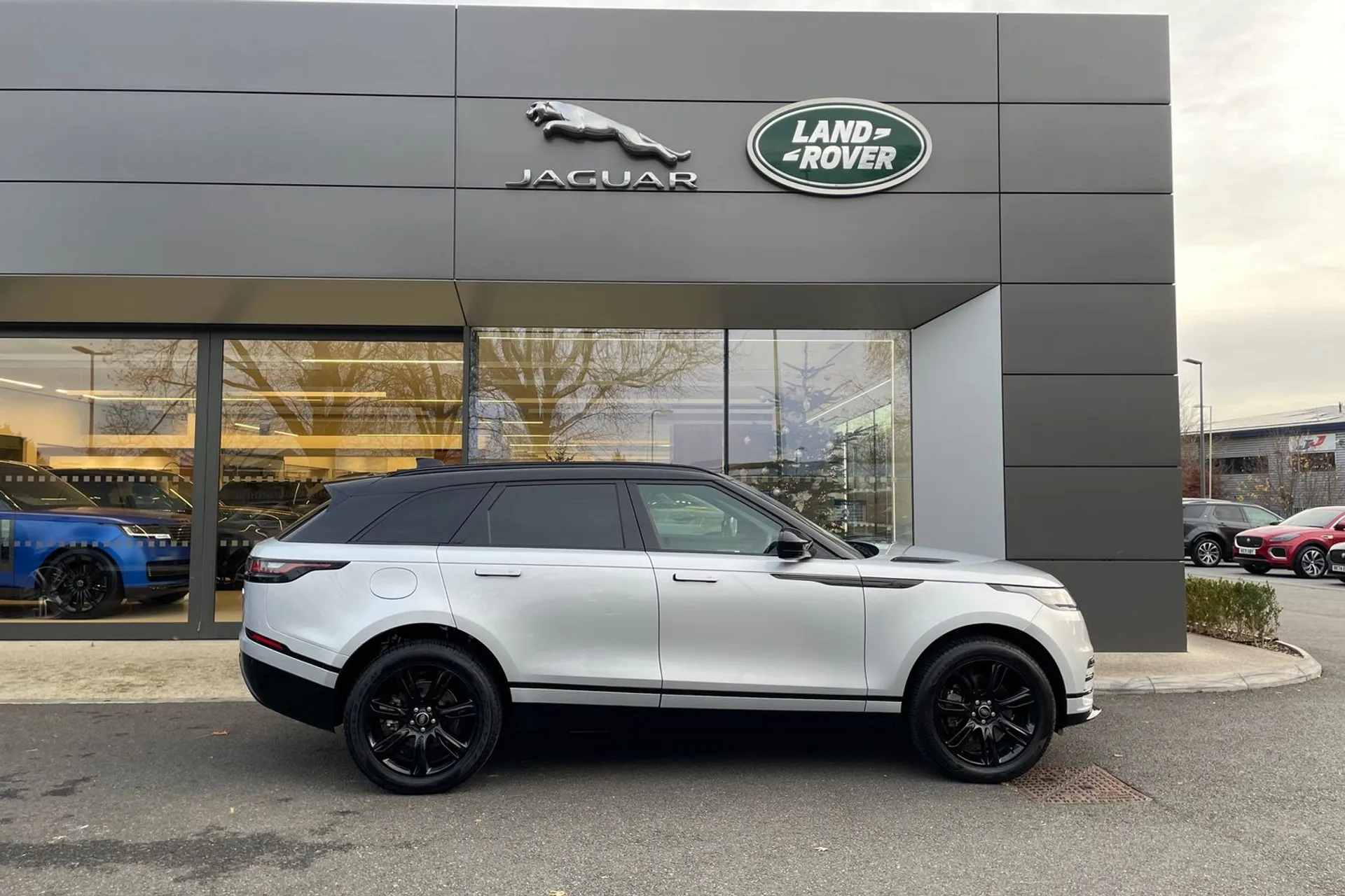 LAND ROVER RANGE ROVER VELAR thumbnail image number 2