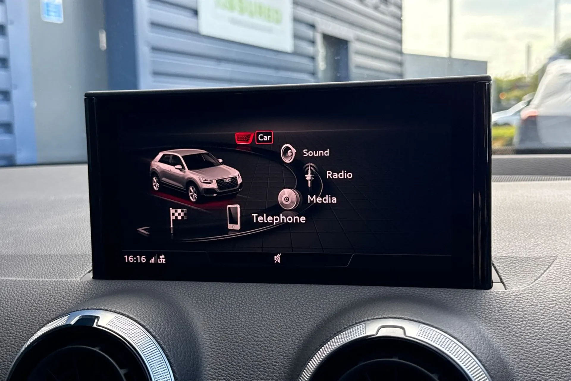 Audi Q2 thumbnail image number 22