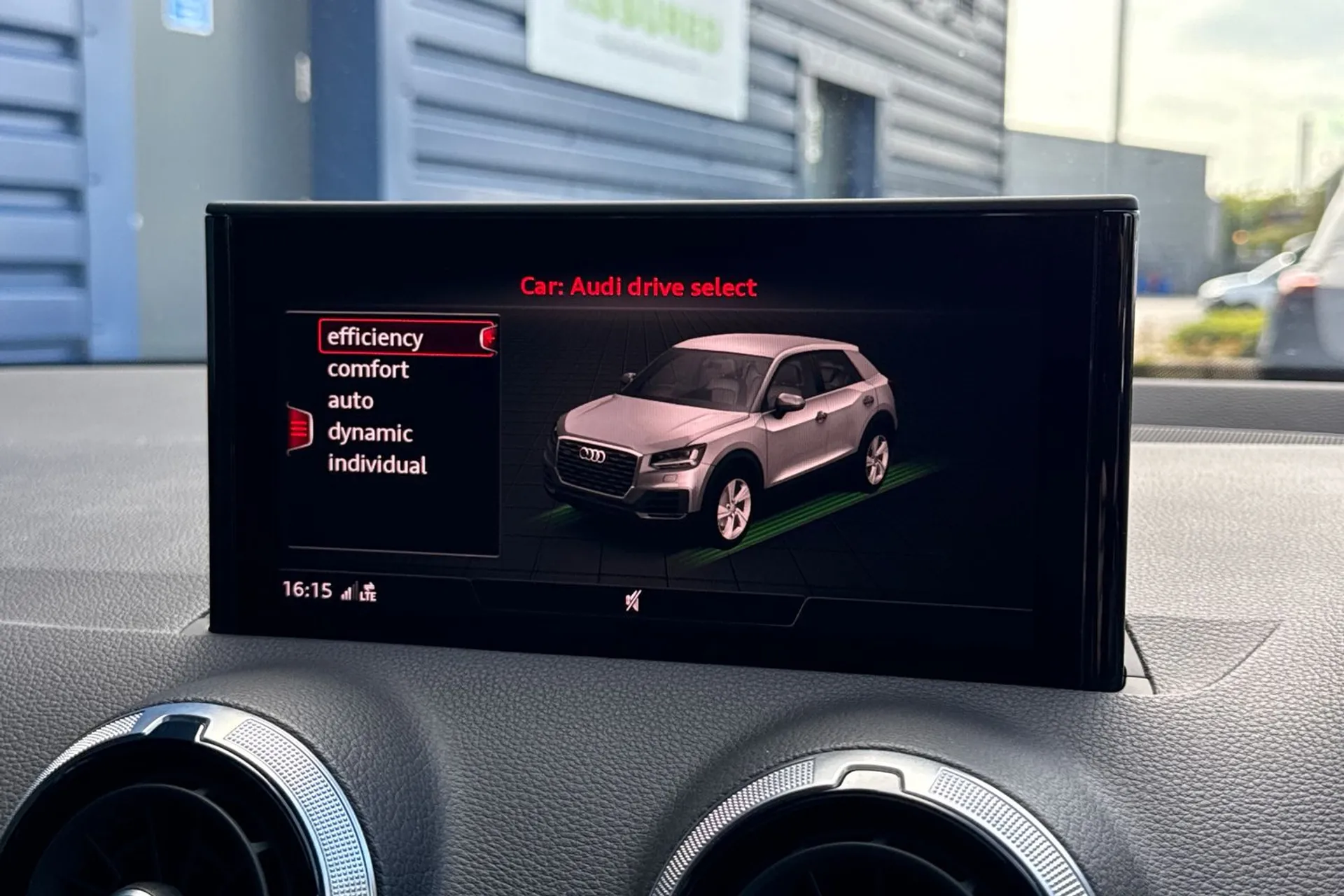 Audi Q2 thumbnail image number 16