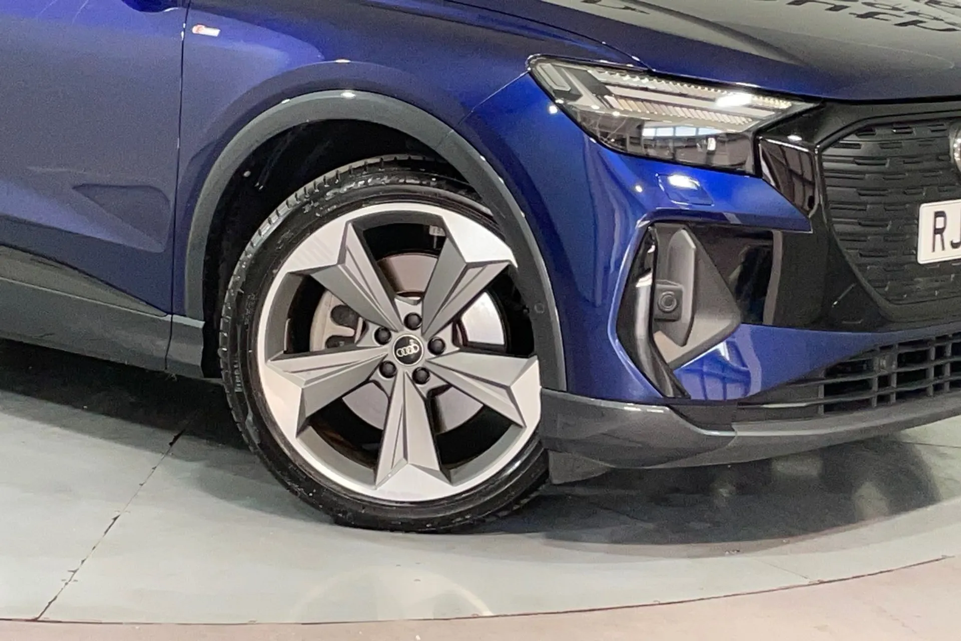 Audi Q4 thumbnail image number 10