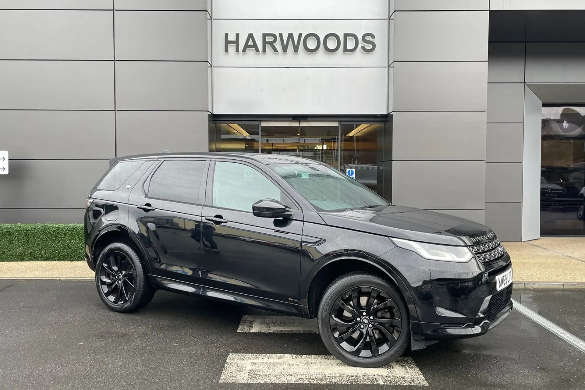 LAND ROVER DISCOVERY SPORT focused image