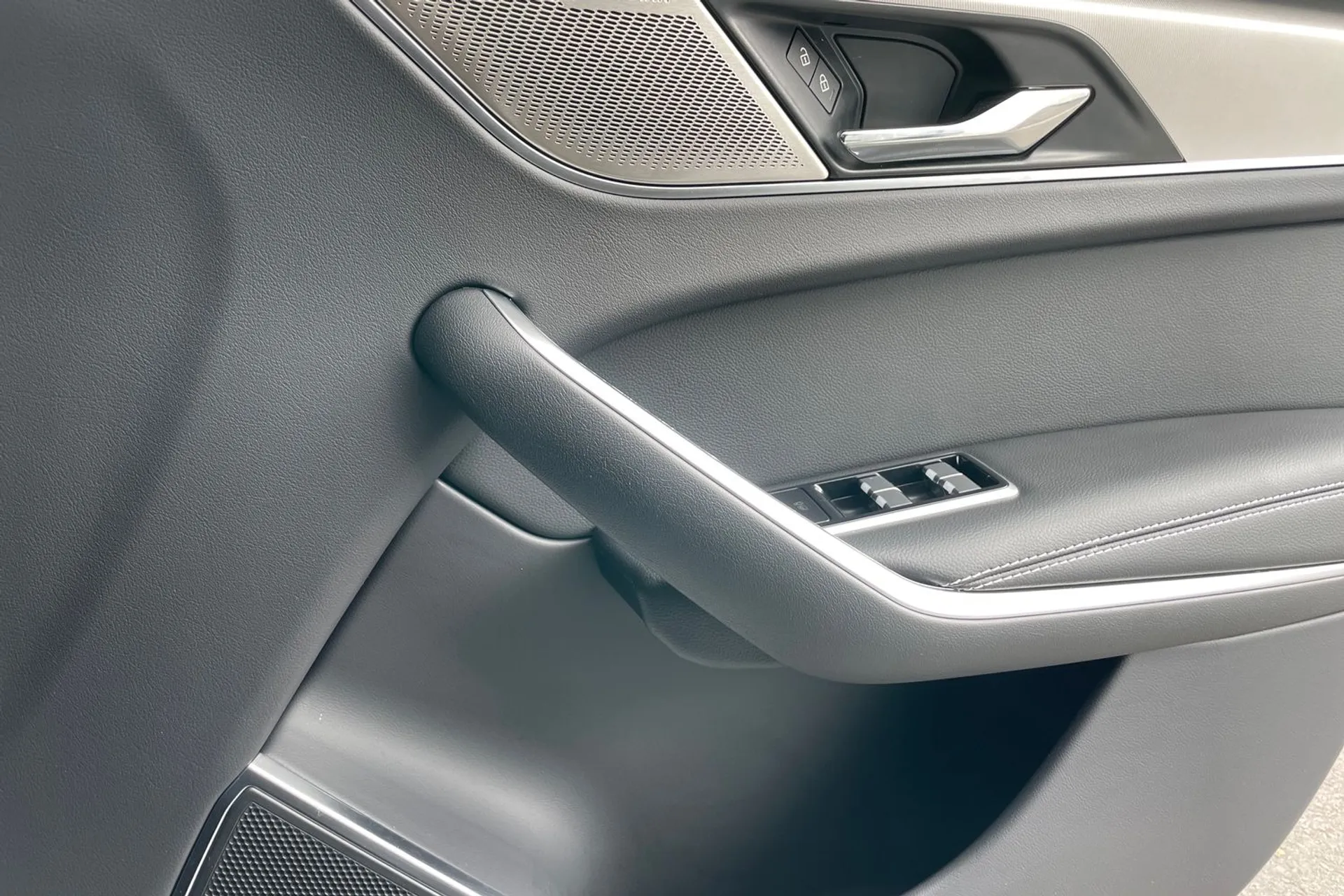 Jaguar F-PACE thumbnail image number 52