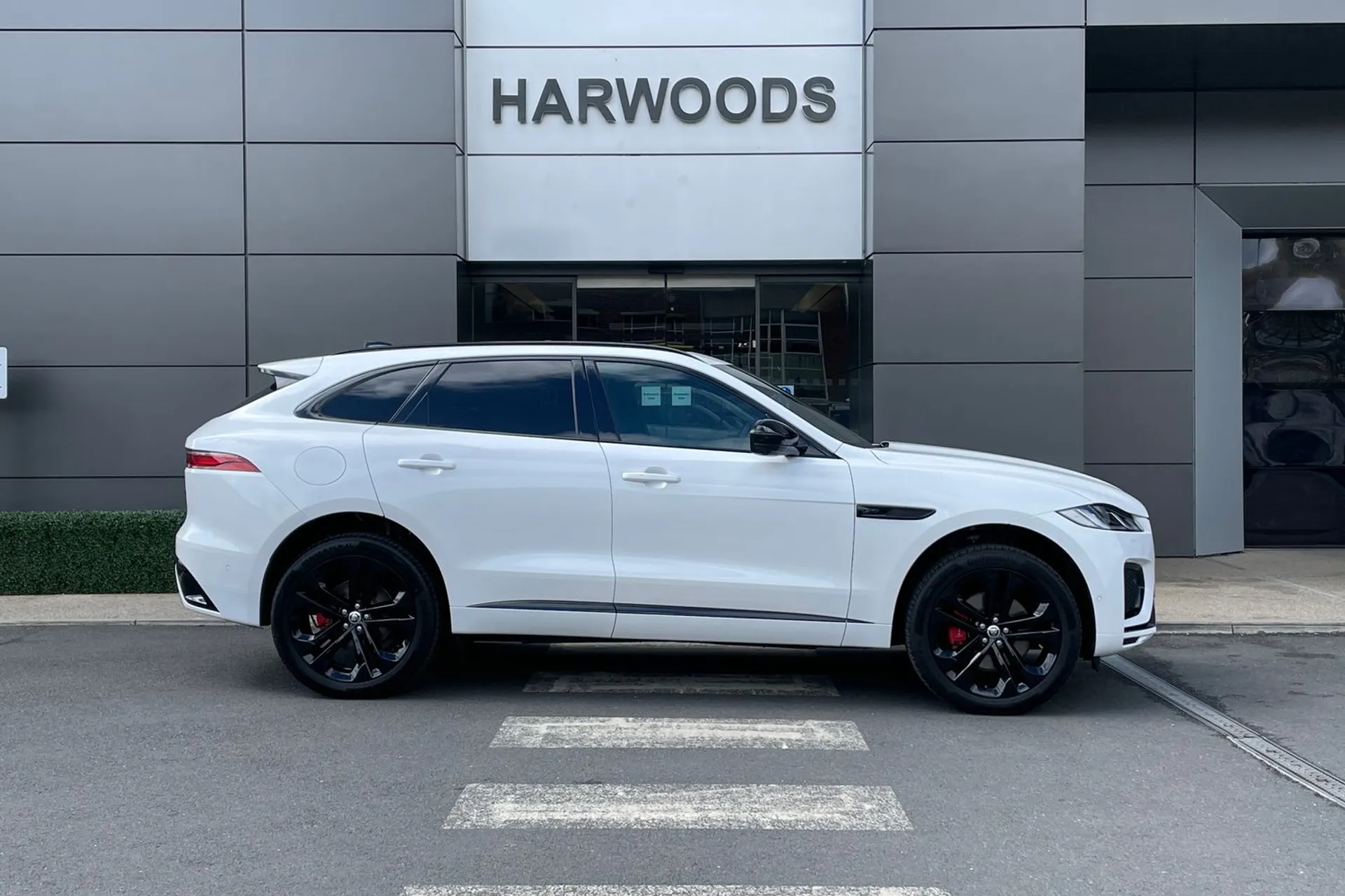 Jaguar F-PACE thumbnail image number 2