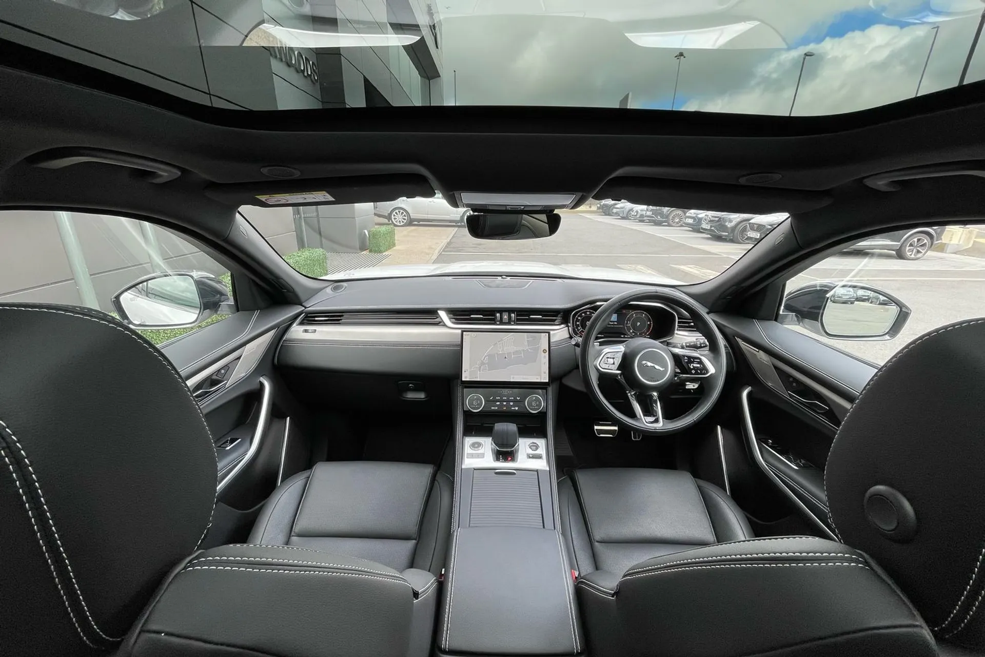 Jaguar F-PACE thumbnail image number 4