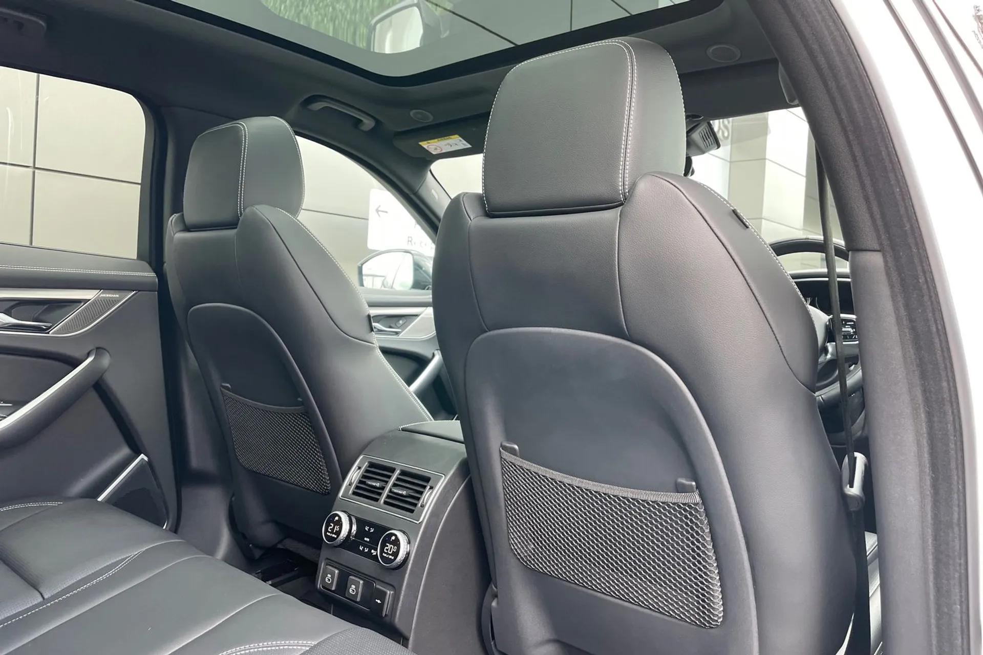 Jaguar F-PACE thumbnail image number 37