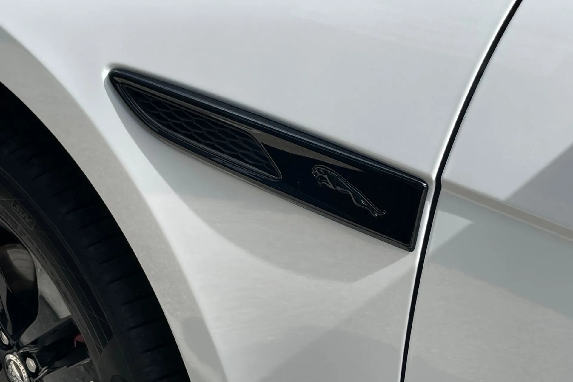 Jaguar F-PACE thumbnail image number 32