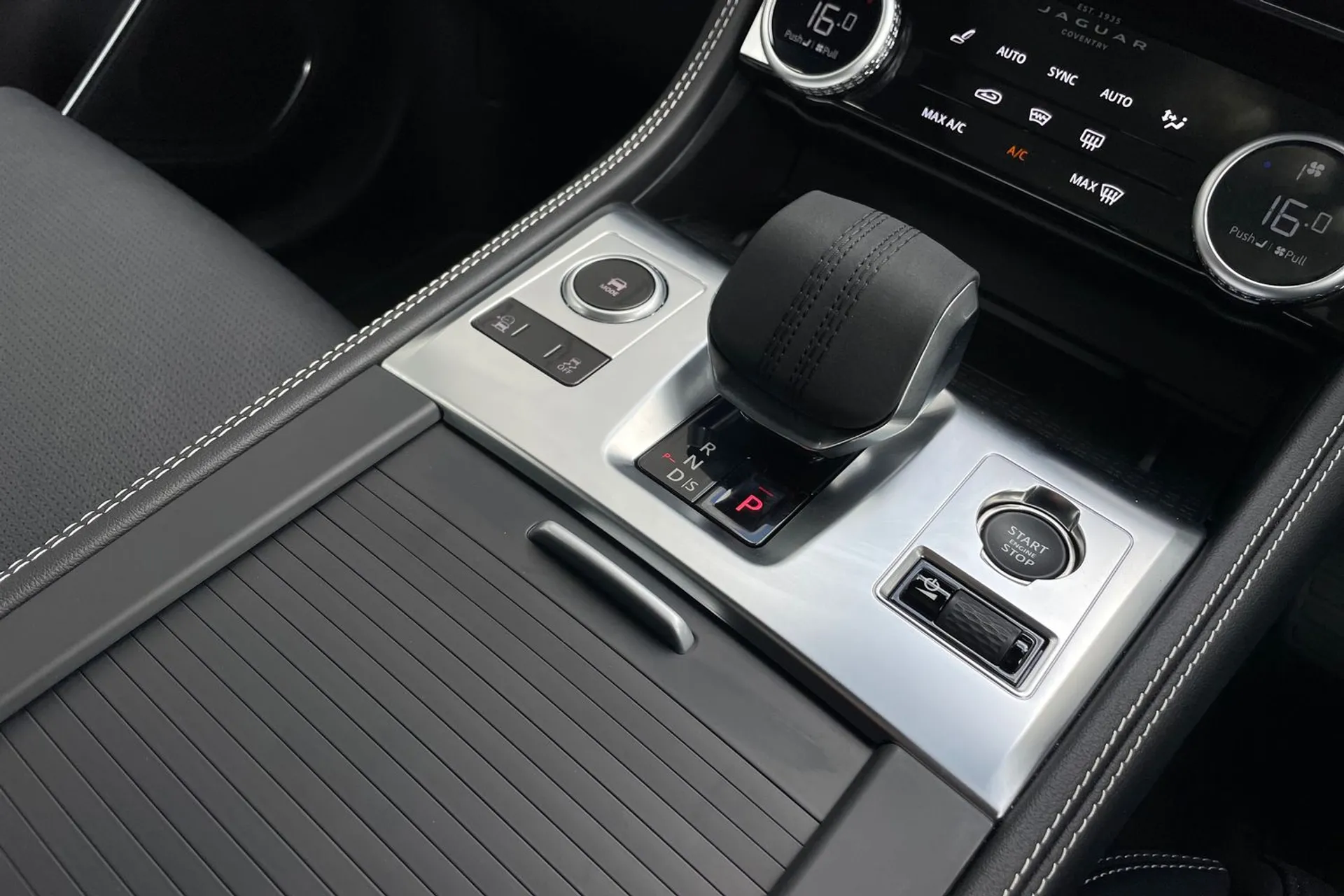 Jaguar F-PACE thumbnail image number 53