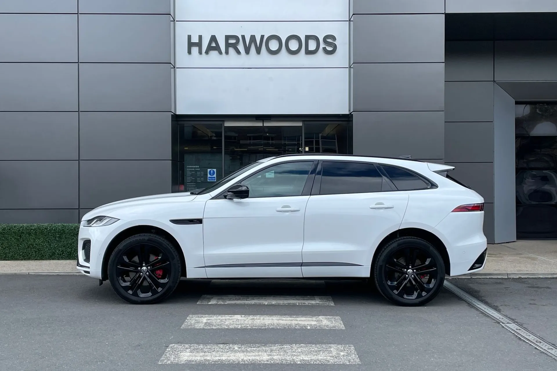 Jaguar F-PACE thumbnail image number 12