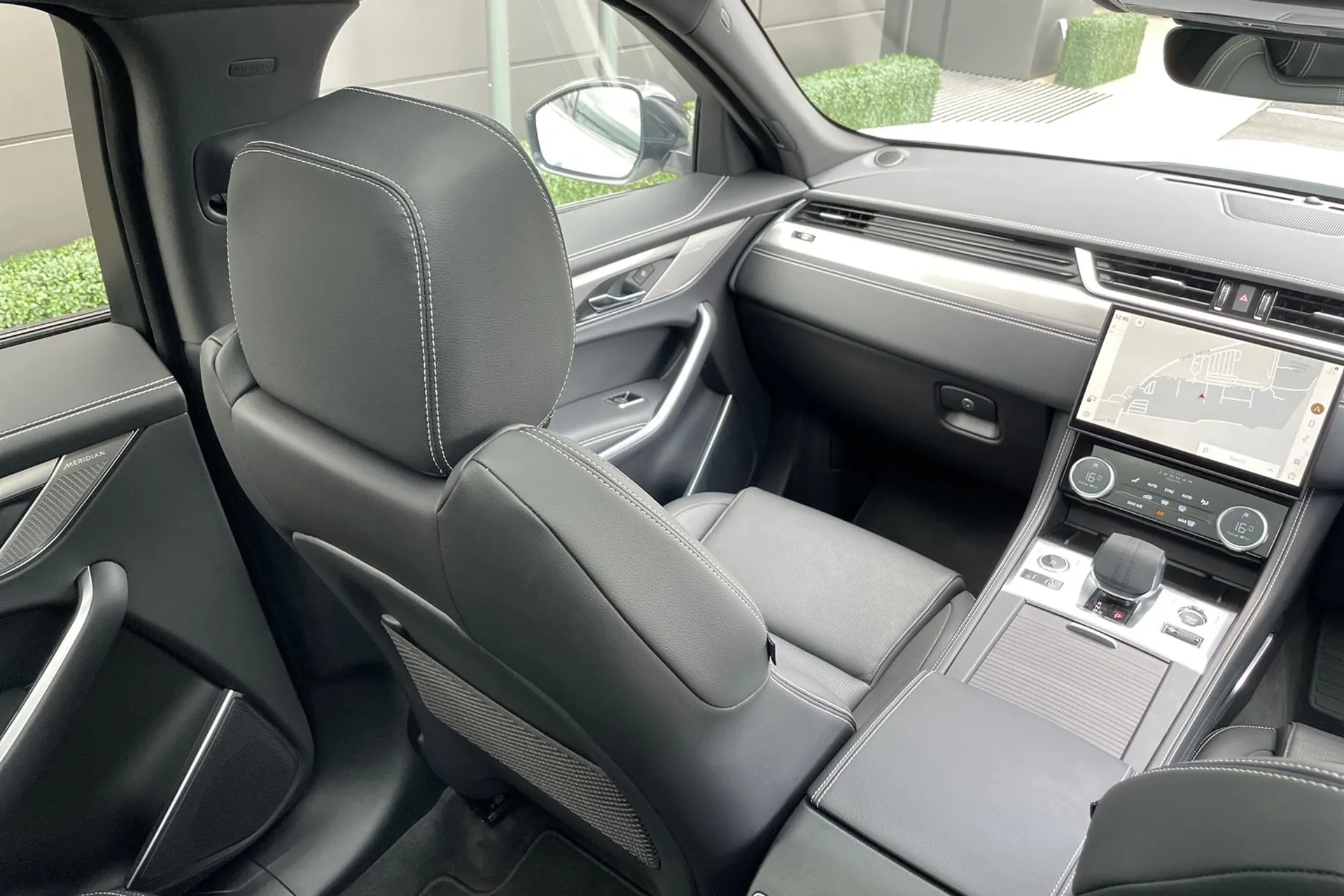 Jaguar F-PACE thumbnail image number 43