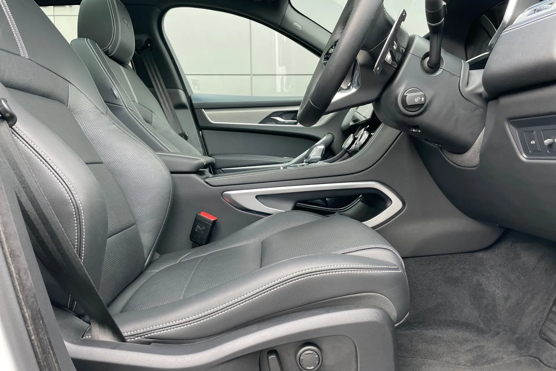 Jaguar F-PACE thumbnail image number 20