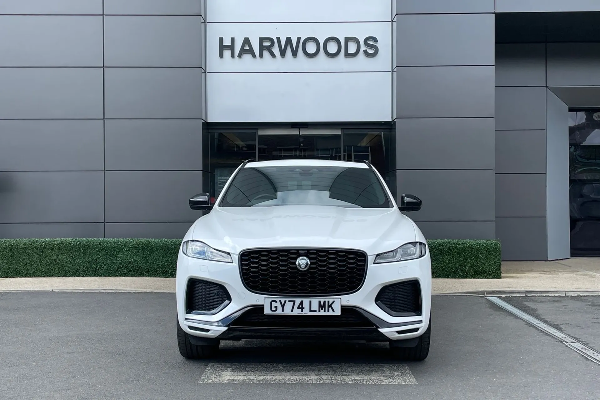 Jaguar F-PACE thumbnail image number 16