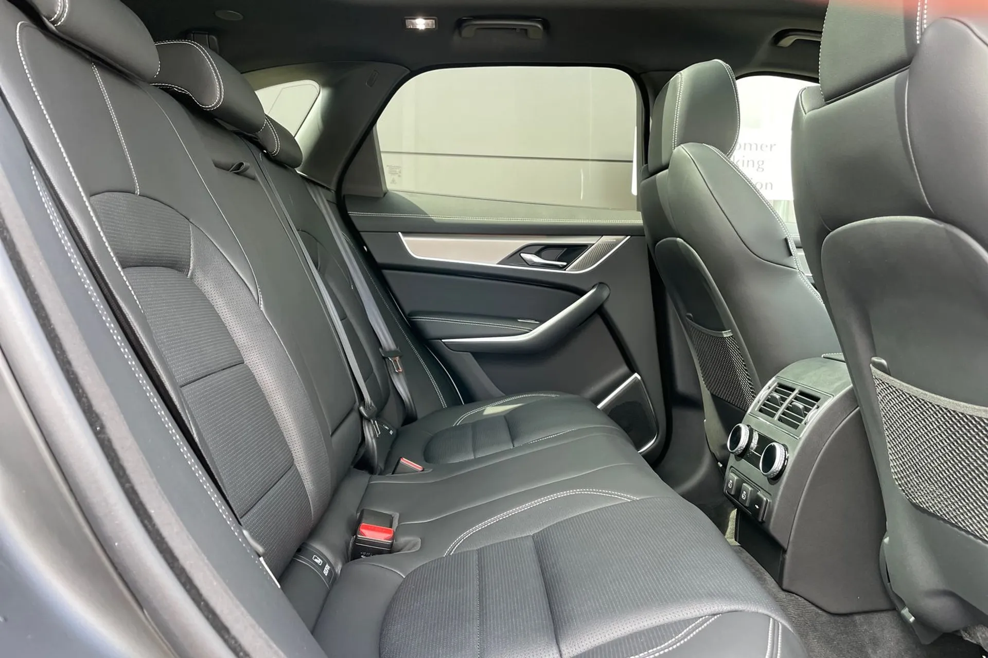 Jaguar F-PACE thumbnail image number 22
