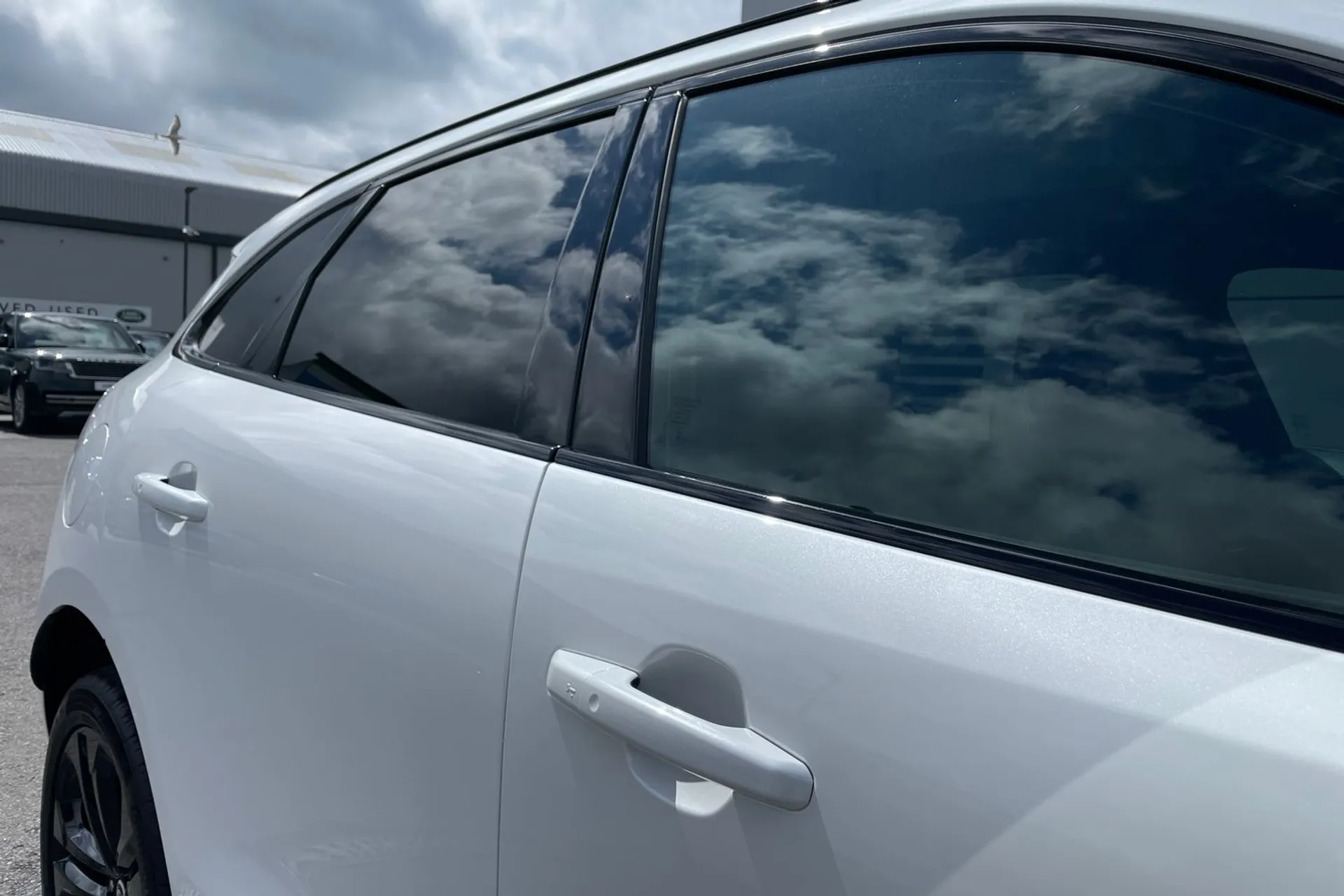 Jaguar F-PACE thumbnail image number 27