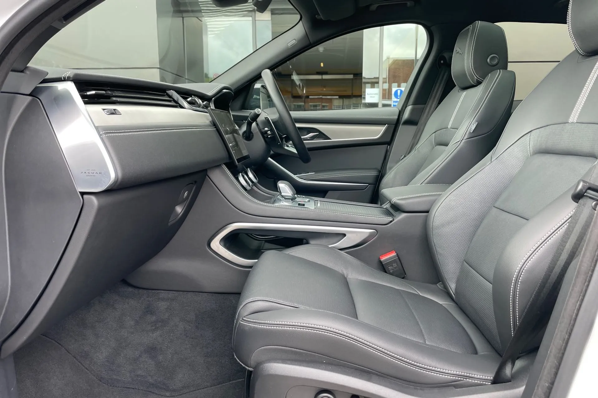 Jaguar F-PACE thumbnail image number 40