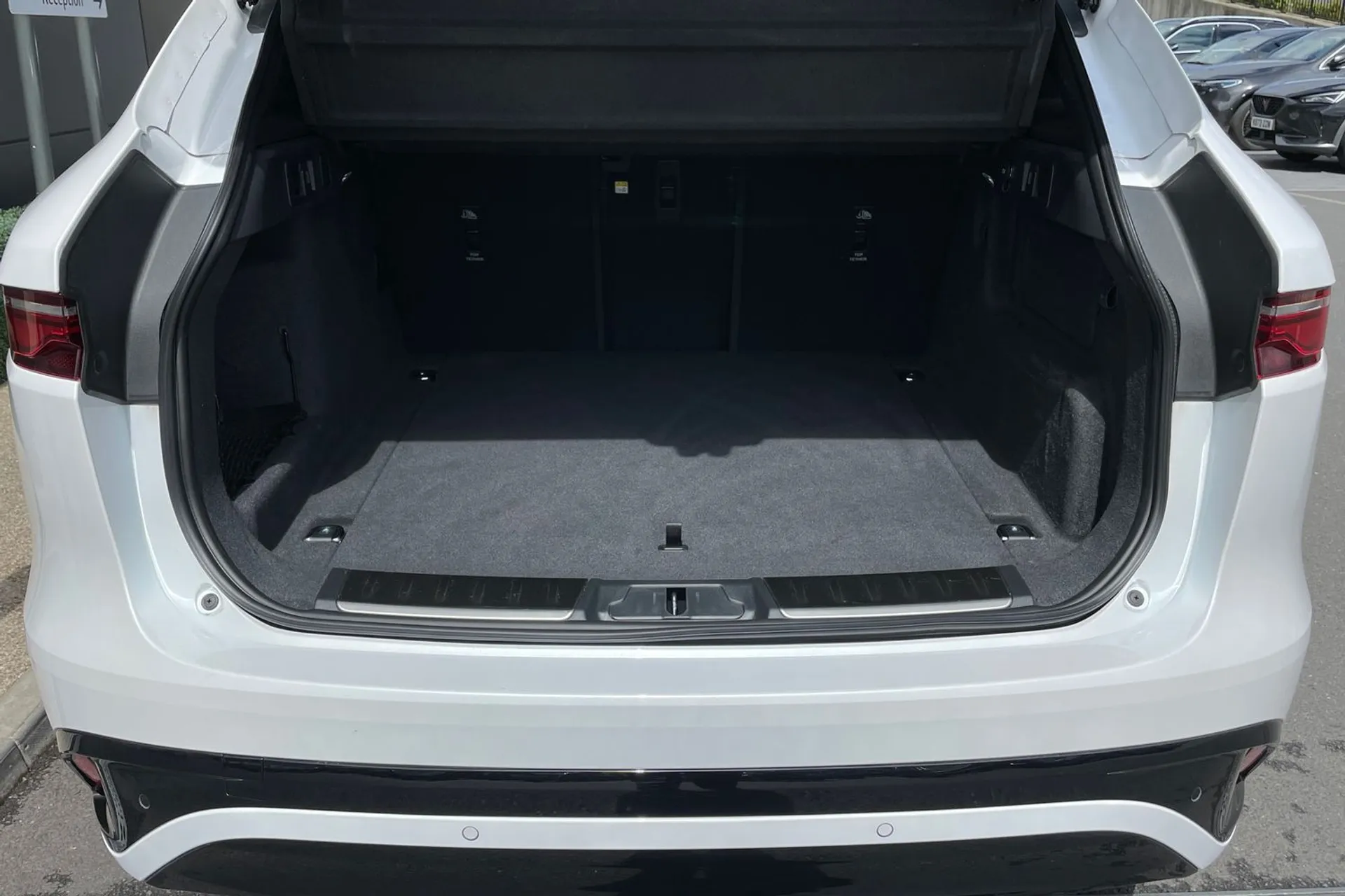 Jaguar F-PACE thumbnail image number 34