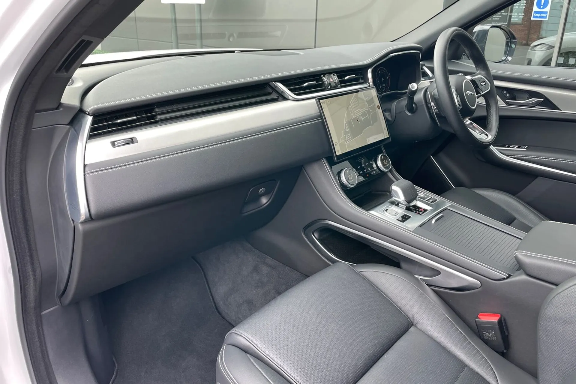 Jaguar F-PACE thumbnail image number 39