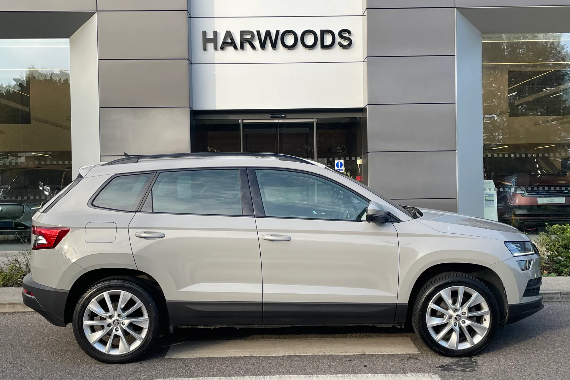 SKODA KAROQ thumbnail image number 2