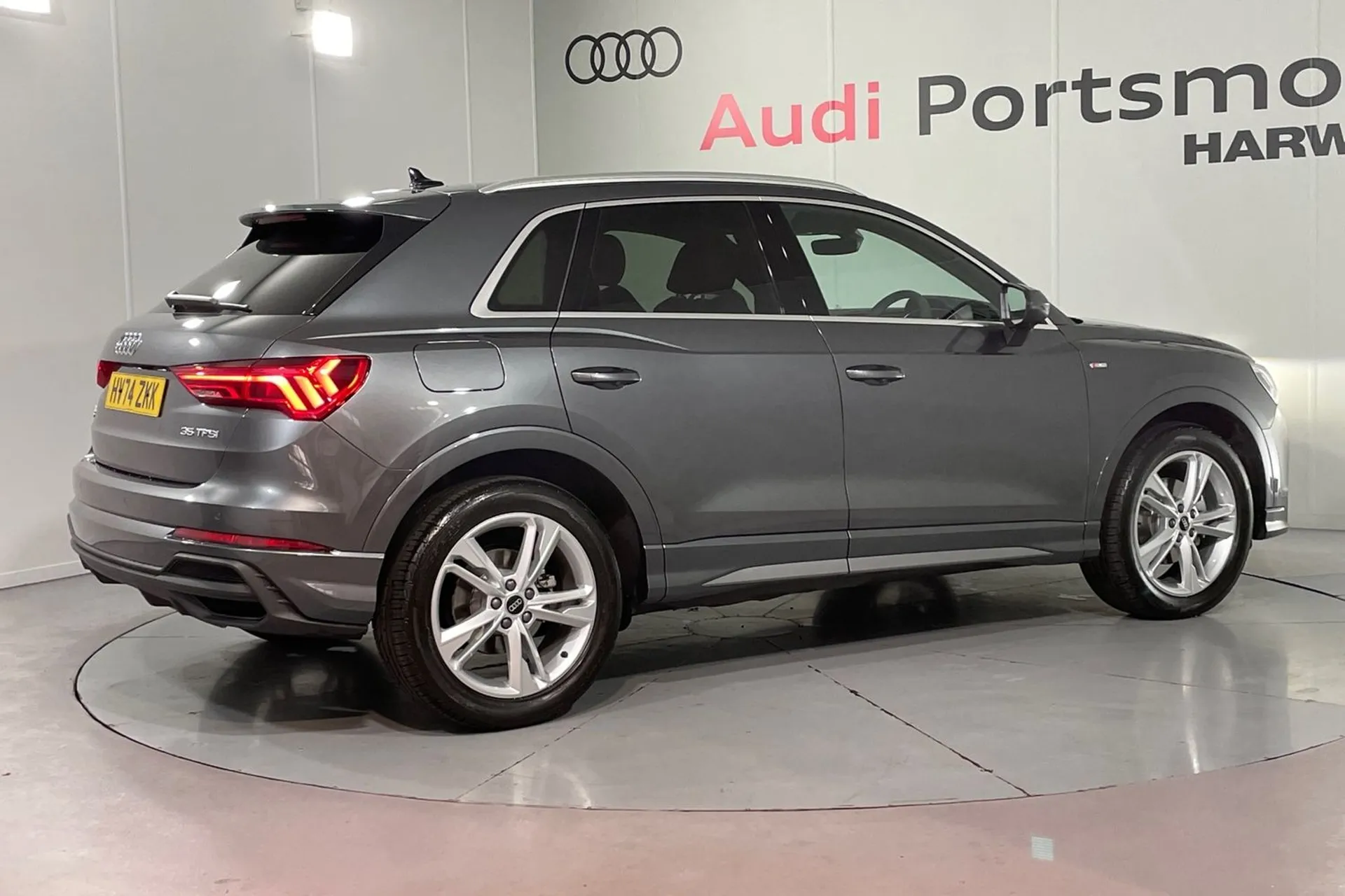 Audi Q3 thumbnail image number 12