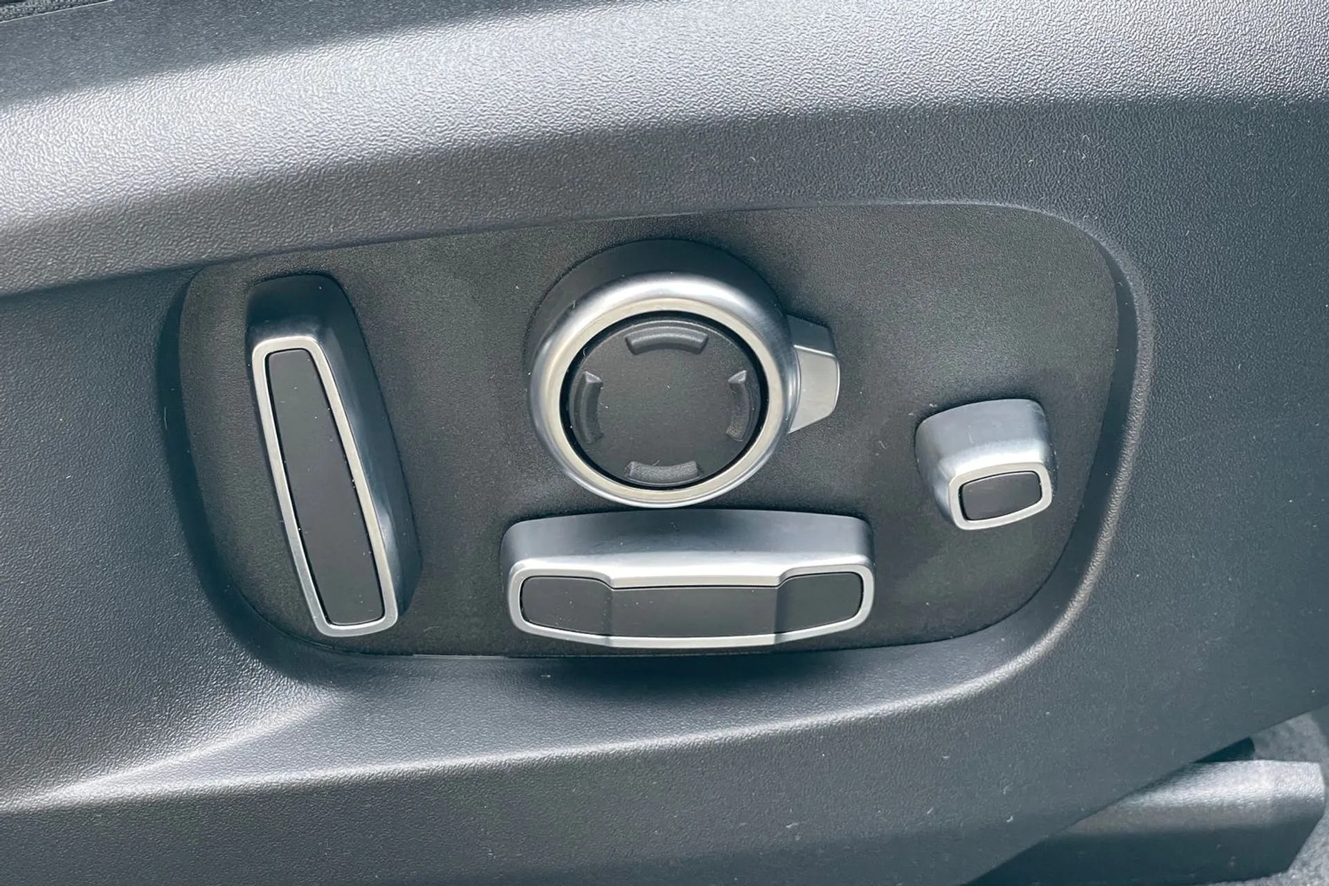 Jaguar F-PACE thumbnail image number 58