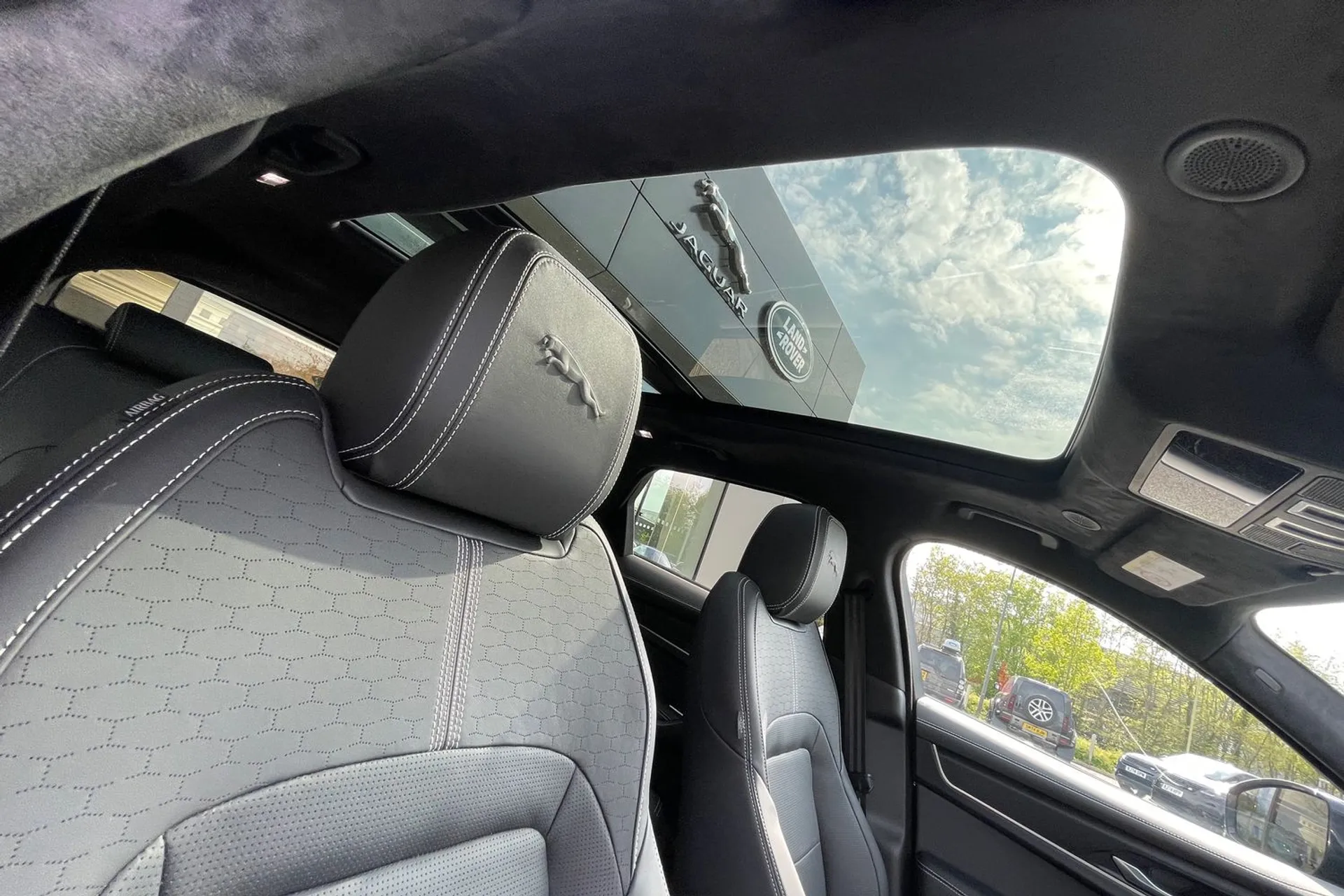 Jaguar F-PACE thumbnail image number 35