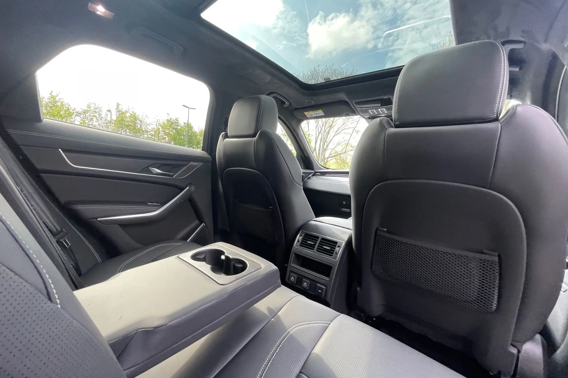 Jaguar F-PACE thumbnail image number 45