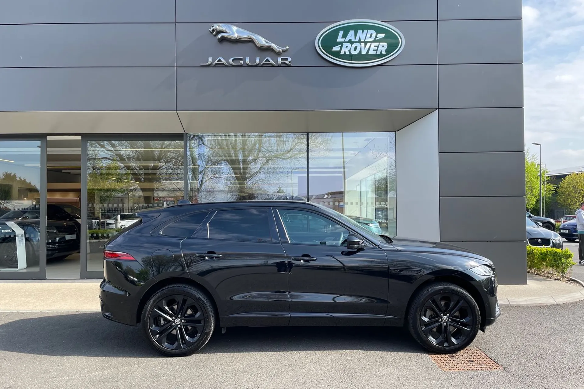 Jaguar F-PACE thumbnail image number 2