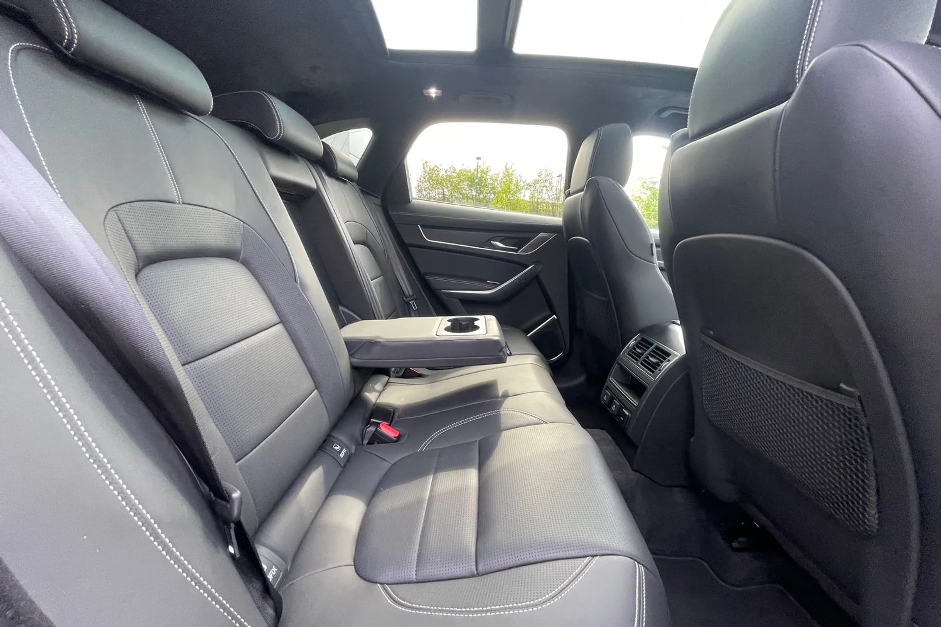 Jaguar F-PACE thumbnail image number 43