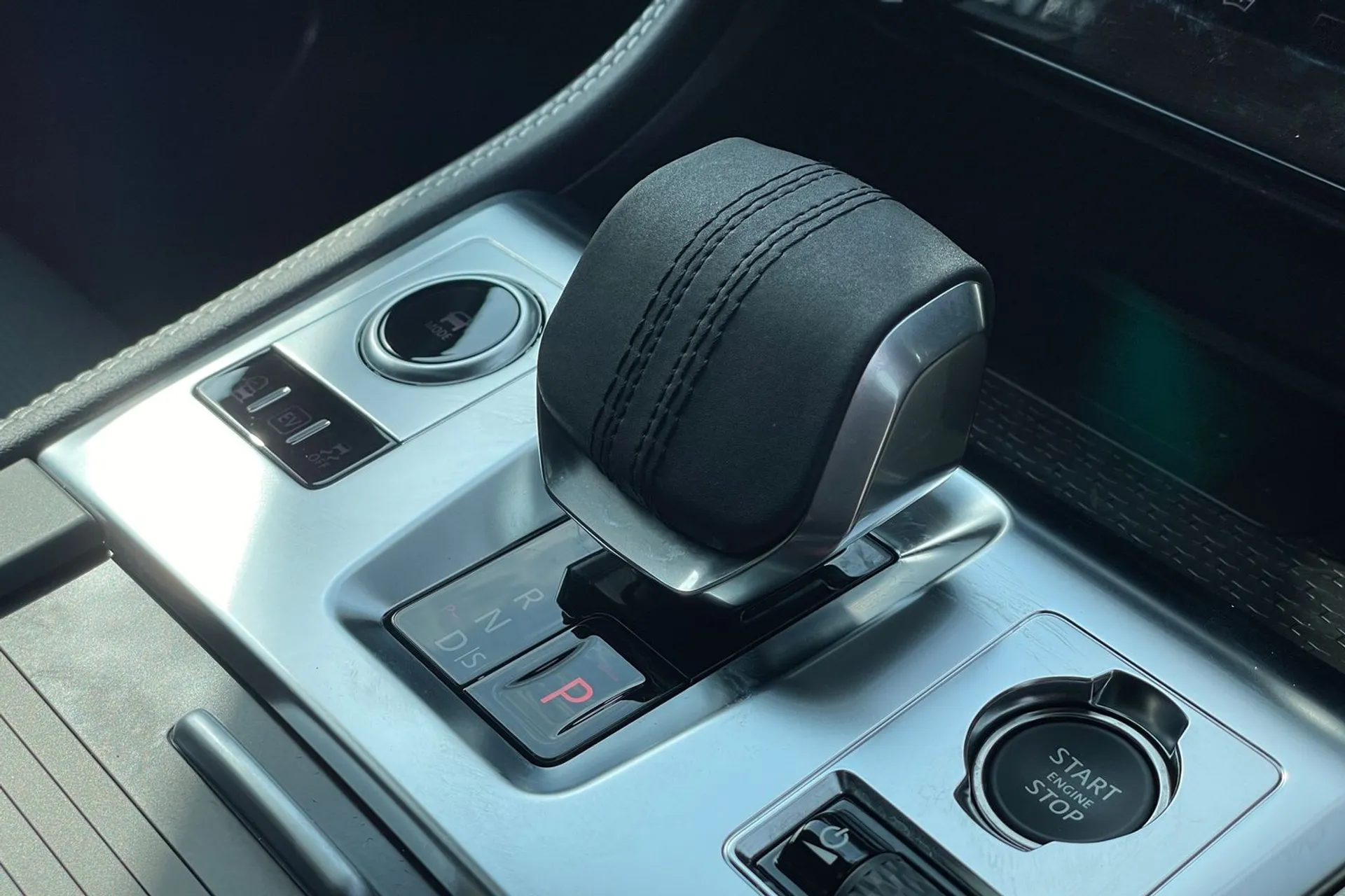 Jaguar F-PACE thumbnail image number 21
