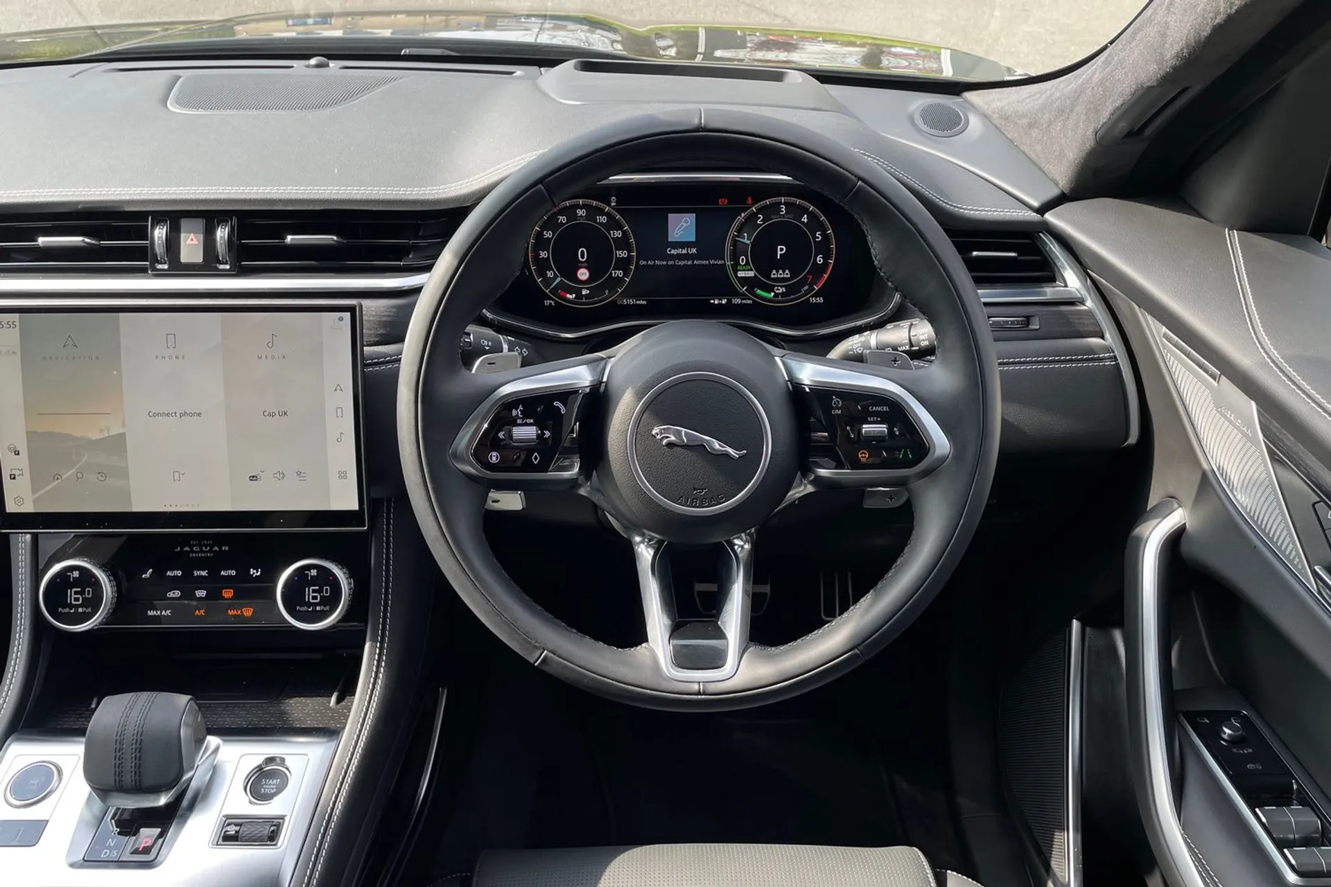 Jaguar F-PACE thumbnail image number 12