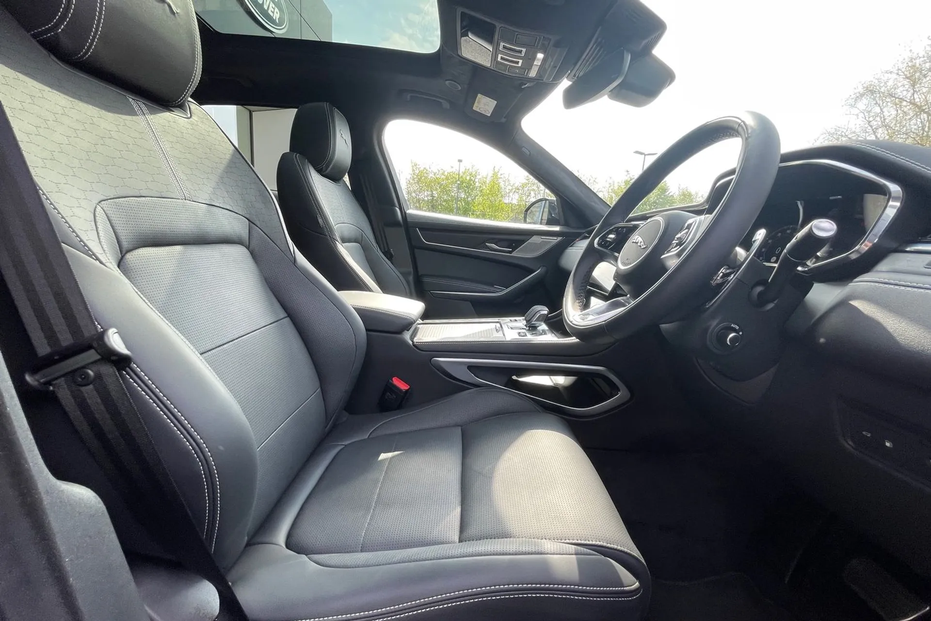 Jaguar F-PACE thumbnail image number 9