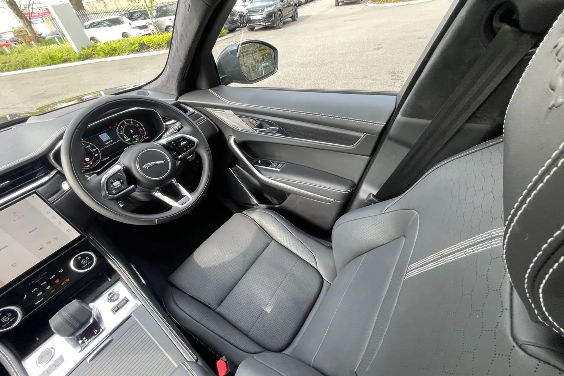 Jaguar F-PACE thumbnail image number 14