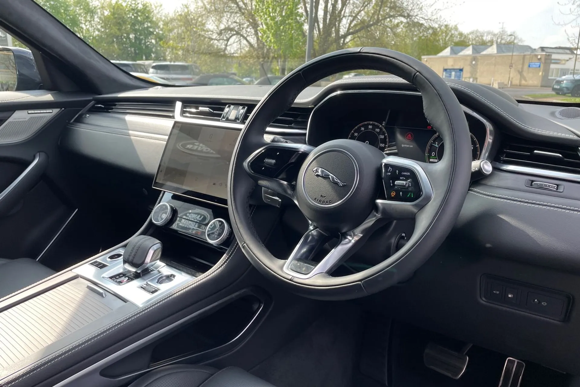 Jaguar F-PACE thumbnail image number 31