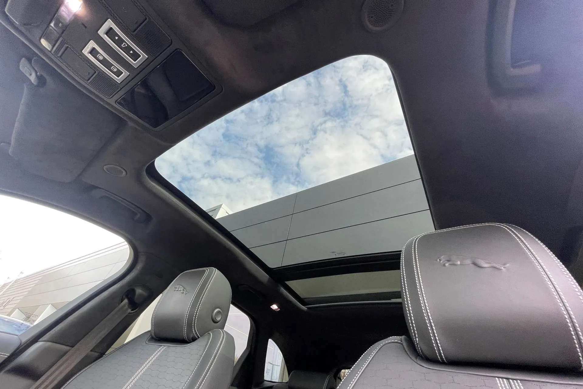 Jaguar F-PACE thumbnail image number 5