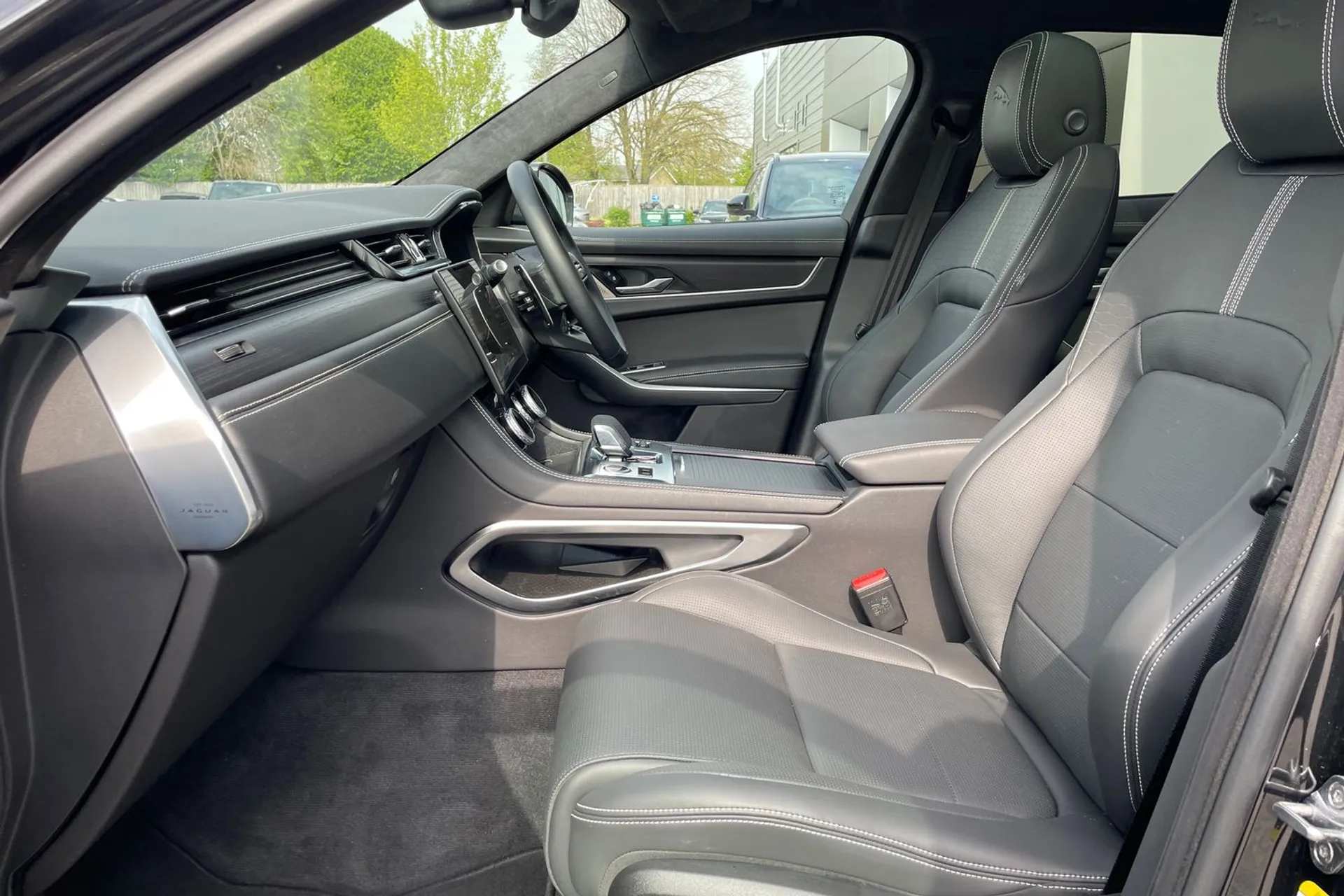Jaguar F-PACE thumbnail image number 10