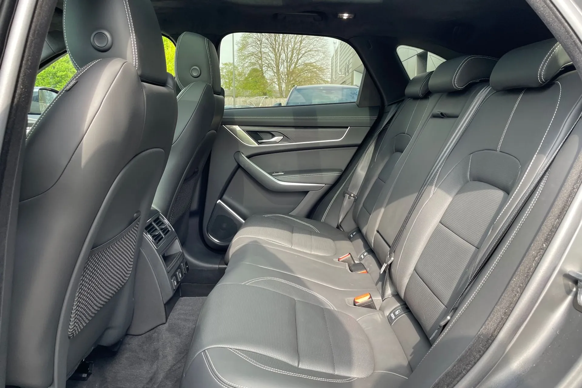 Jaguar F-PACE thumbnail image number 52