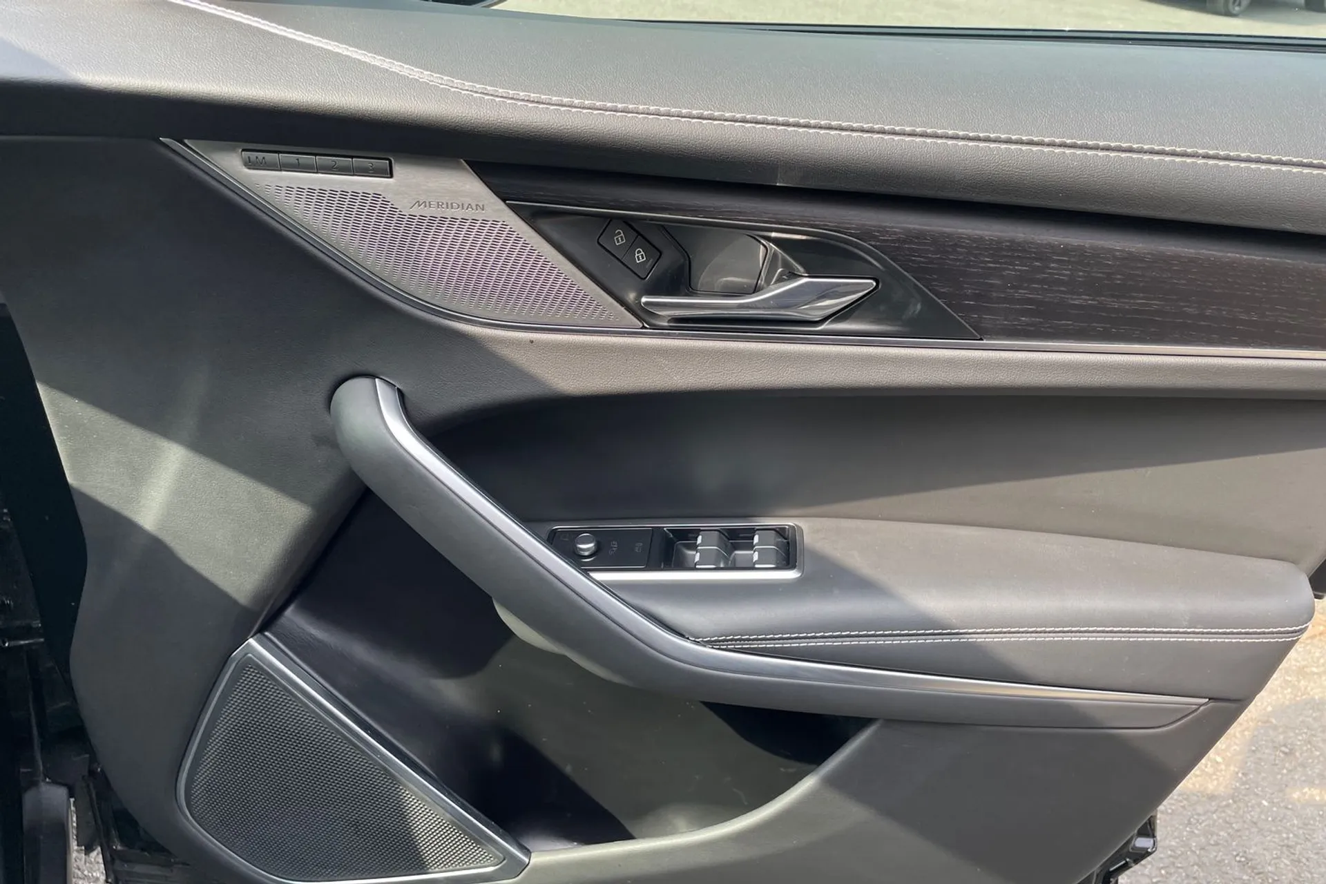 Jaguar F-PACE thumbnail image number 54
