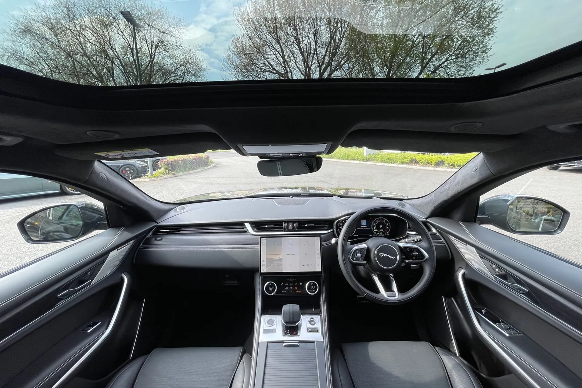 Jaguar F-PACE thumbnail image number 3