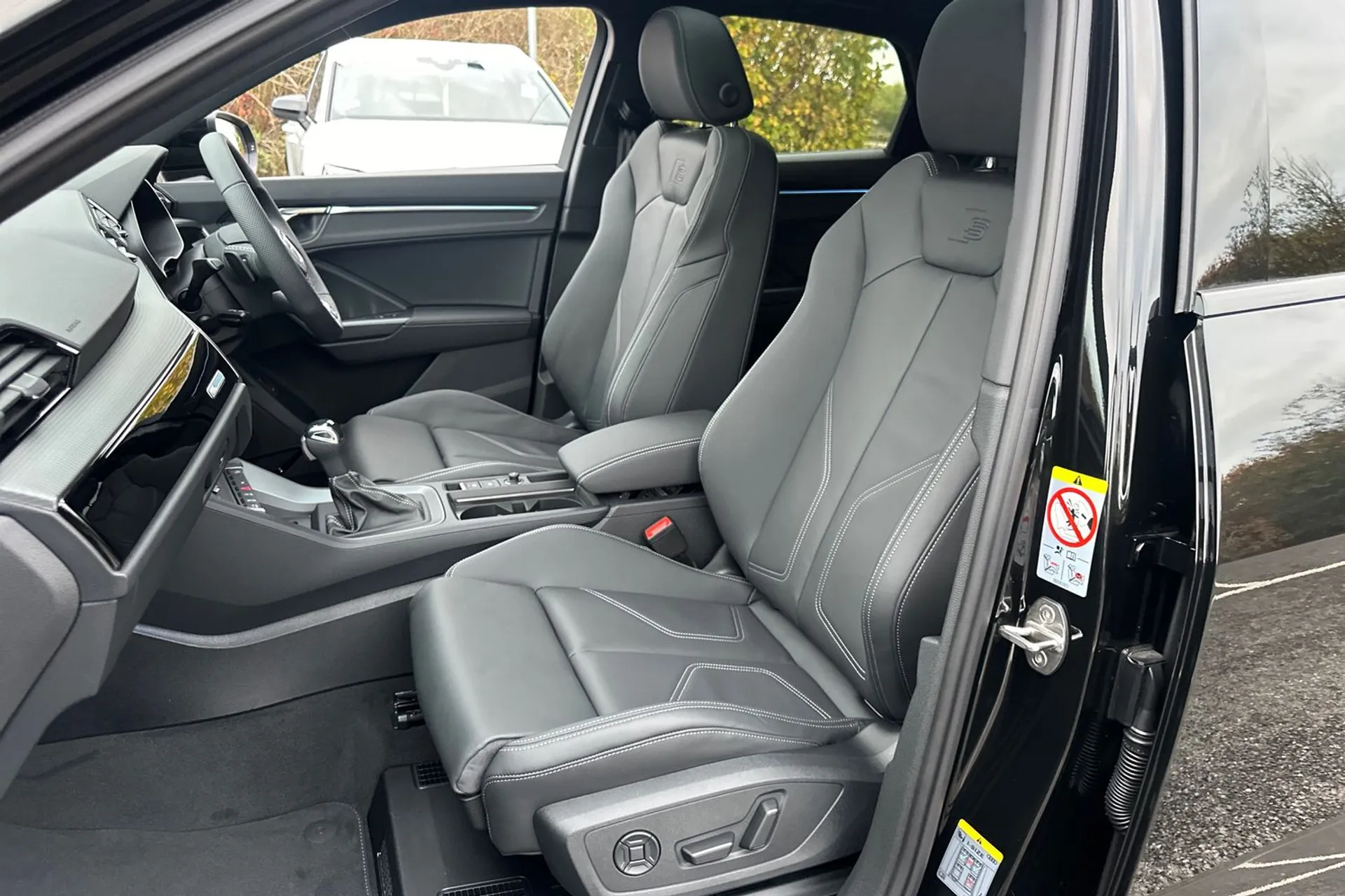 Audi Q3 thumbnail image number 23