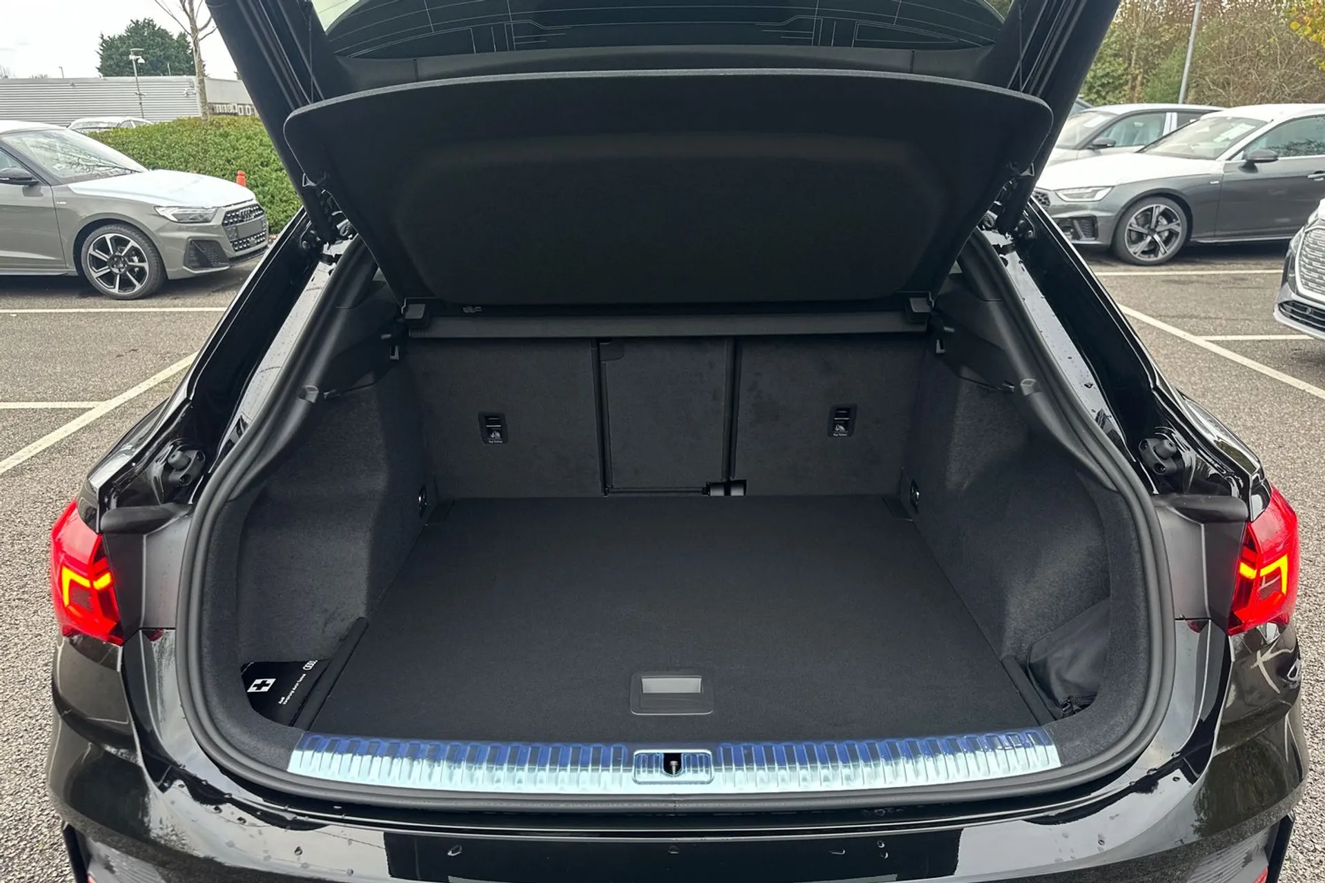 Audi Q3 thumbnail image number 25