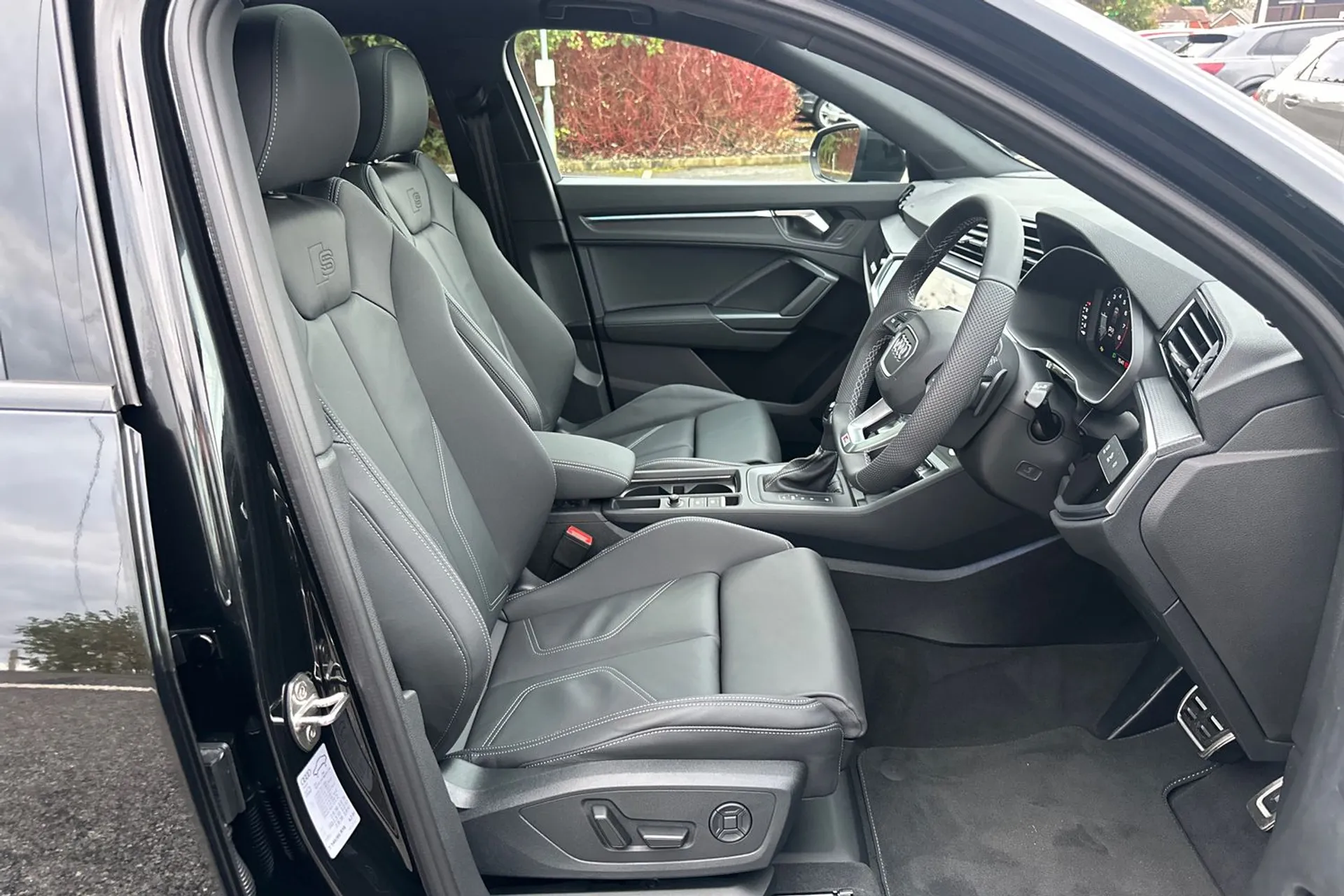 Audi Q3 thumbnail image number 20