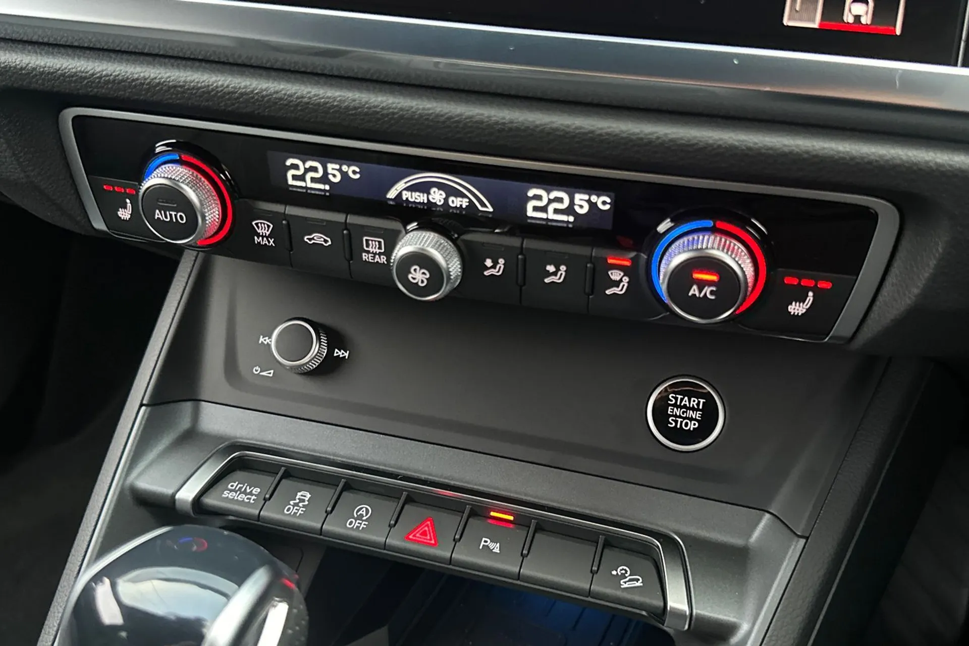 Audi Q3 thumbnail image number 12