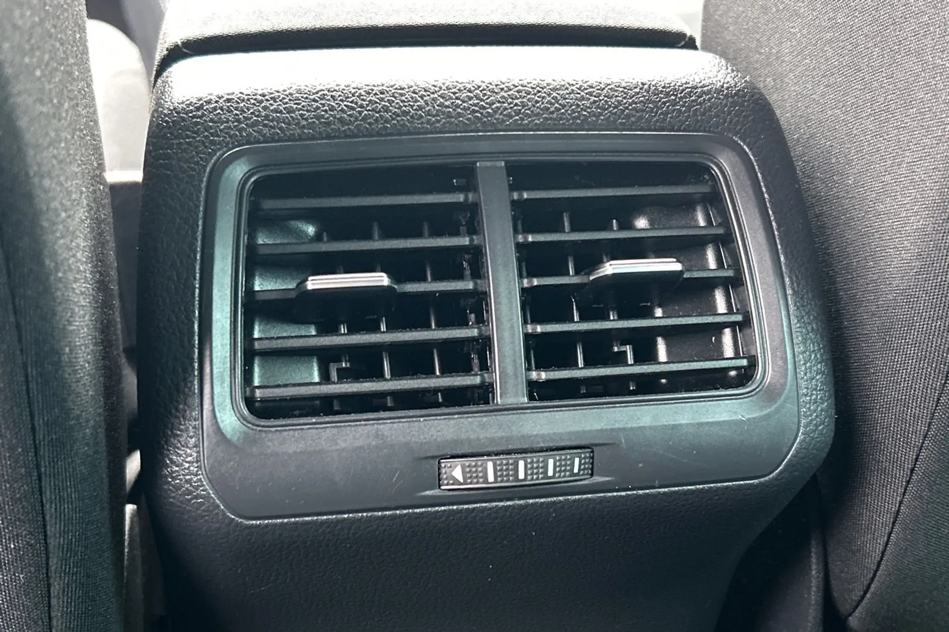 VOLKSWAGEN GOLF thumbnail image number 28