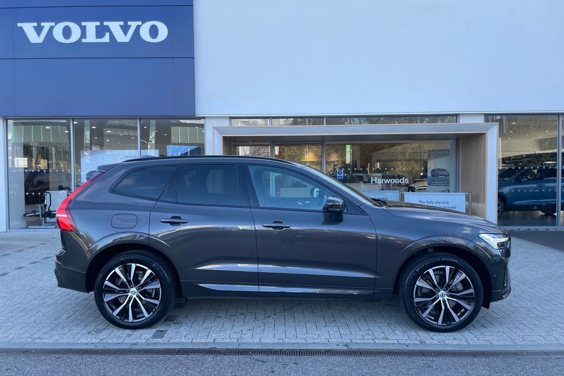 Volvo XC60 thumbnail image number 2