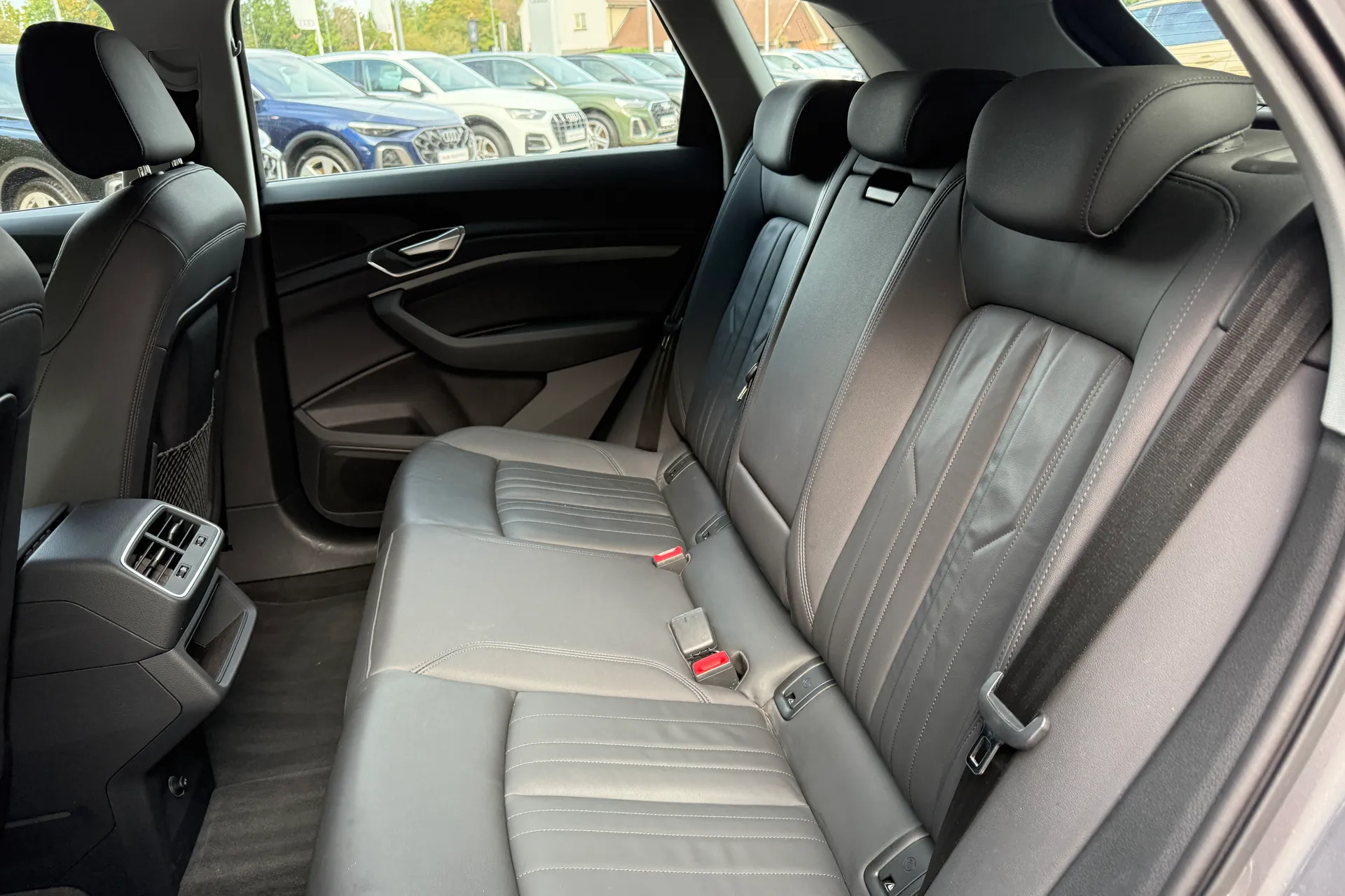 Audi e-tron thumbnail image number 44